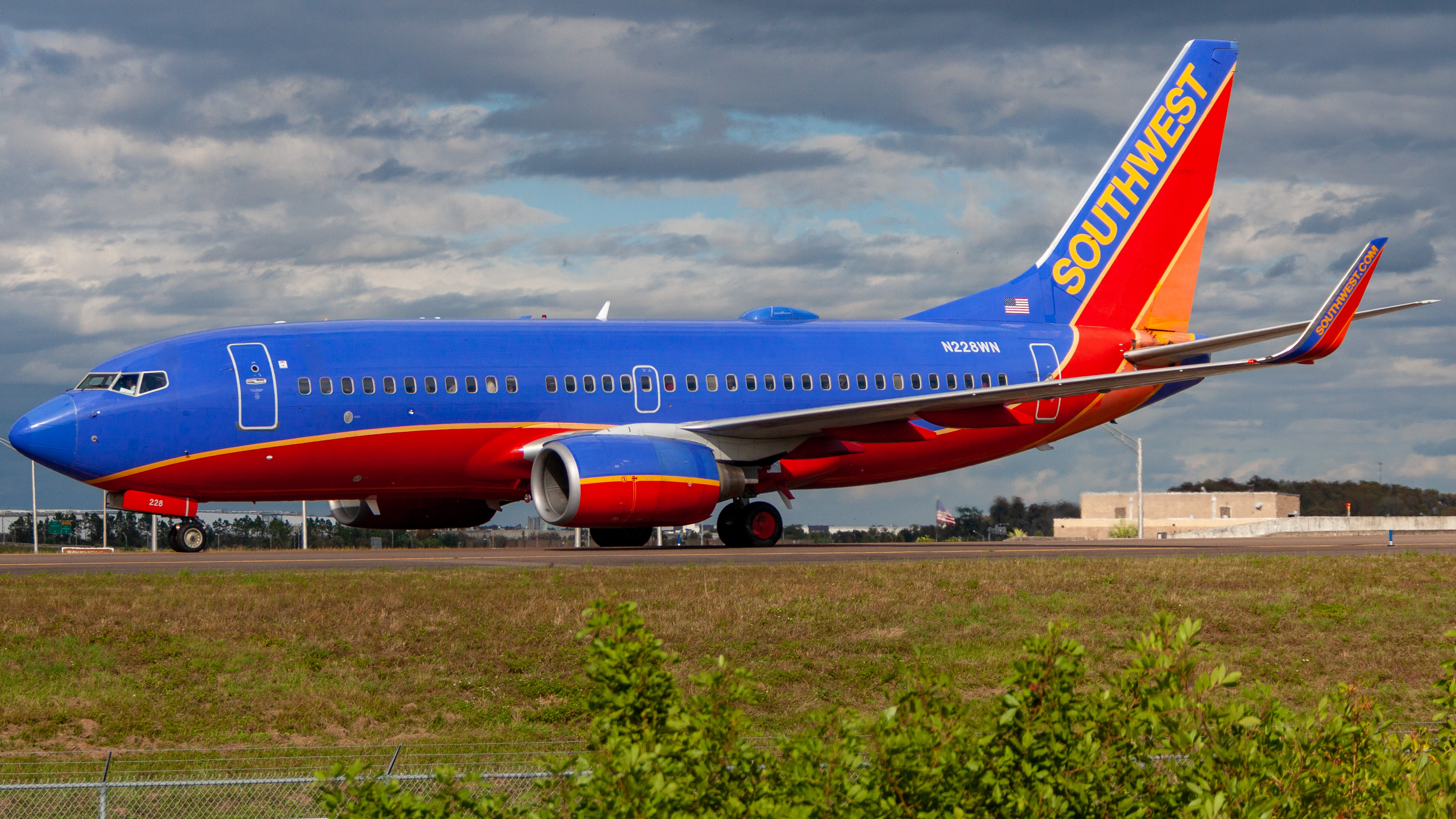 Full size: Southwest Airlines Boeing 737-700 N228WN at Orlando International Airport
