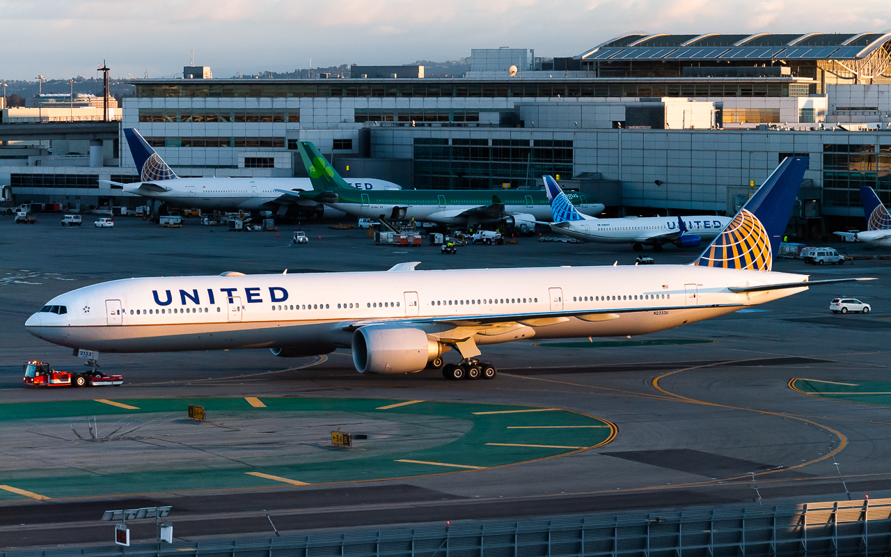 Full size: United Airlines Boeing 777-300ER N2333U at San Francisco International Airport