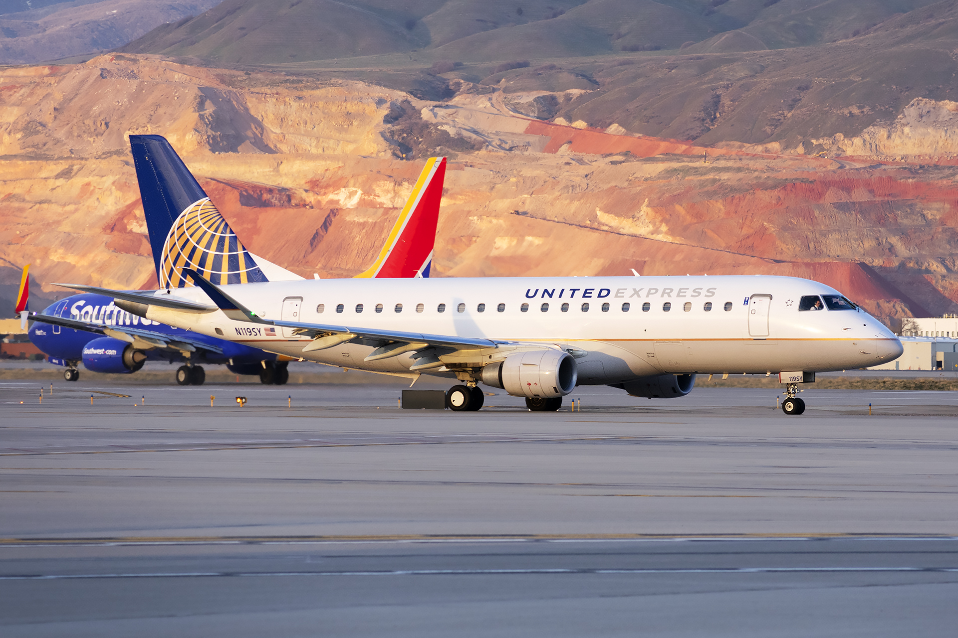 Full size: United Express (Skywest Airlines) Embraer E175 N119SY at Salt Lake City International Airport