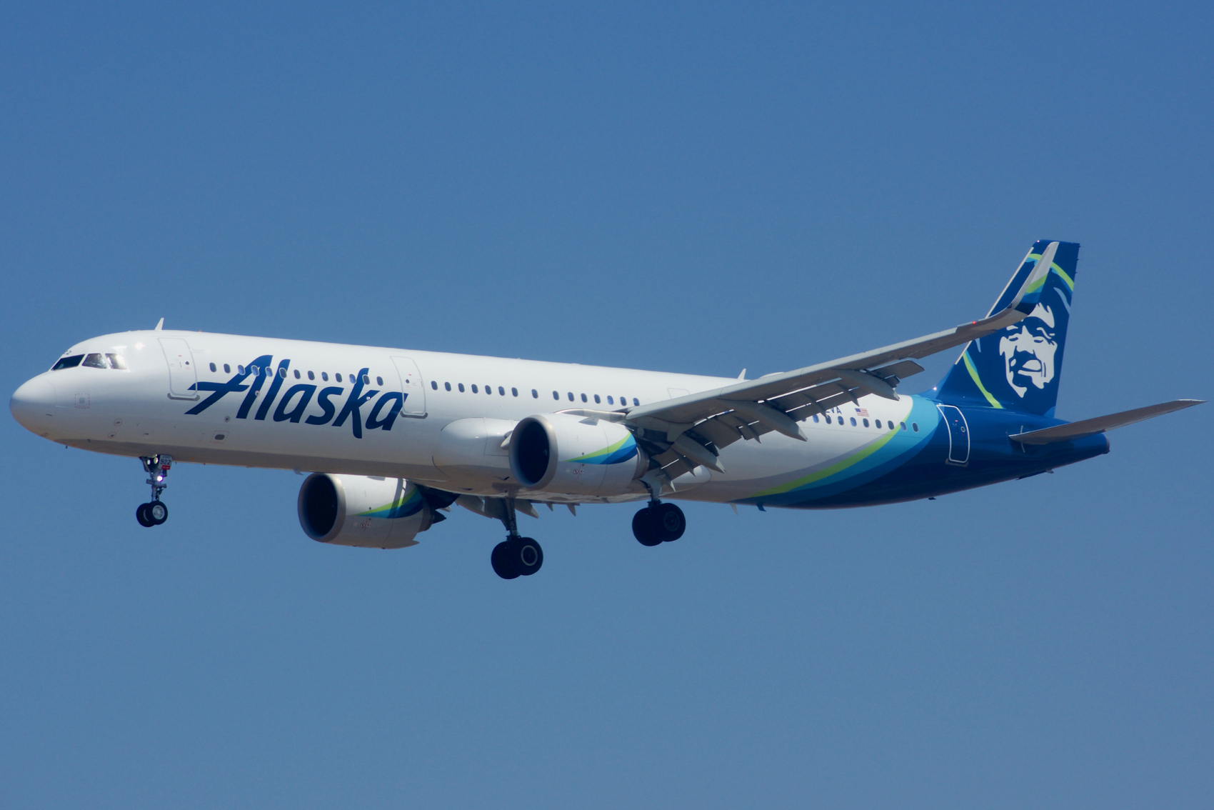 Full size: Alaska Airlines Airbus A321neo N922VA at Los Angeles International Airport