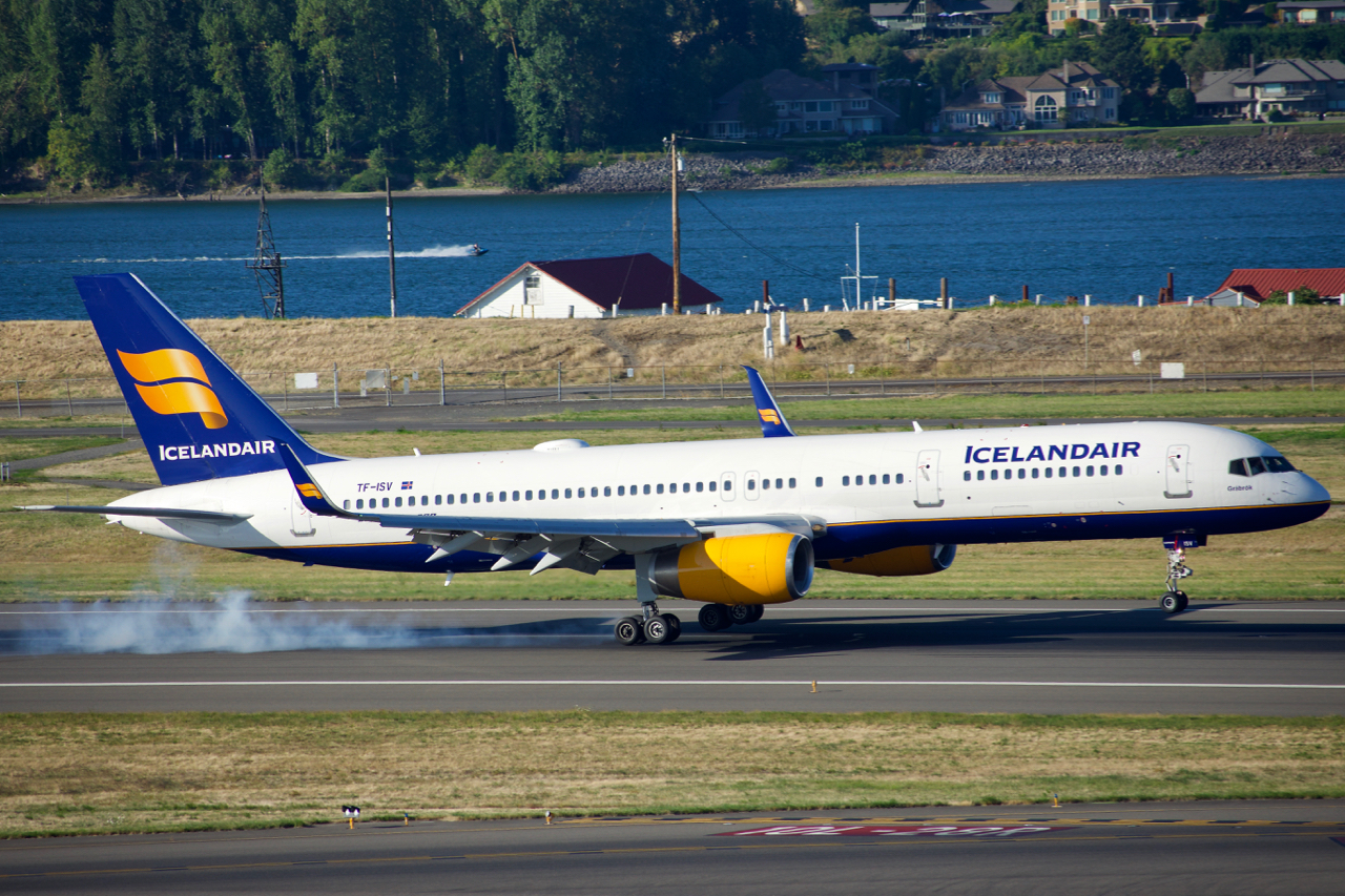 Full size: Iceland Air Boeing 757-200 TF-ISV at Portland International Airport