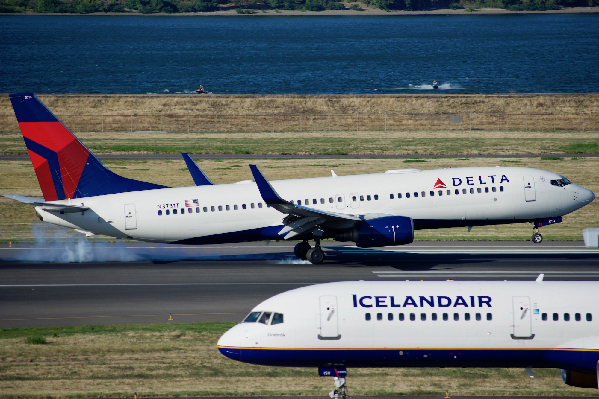 Full size: Delta Airlines Boeing 737-800 N3731T at Portland International Airport