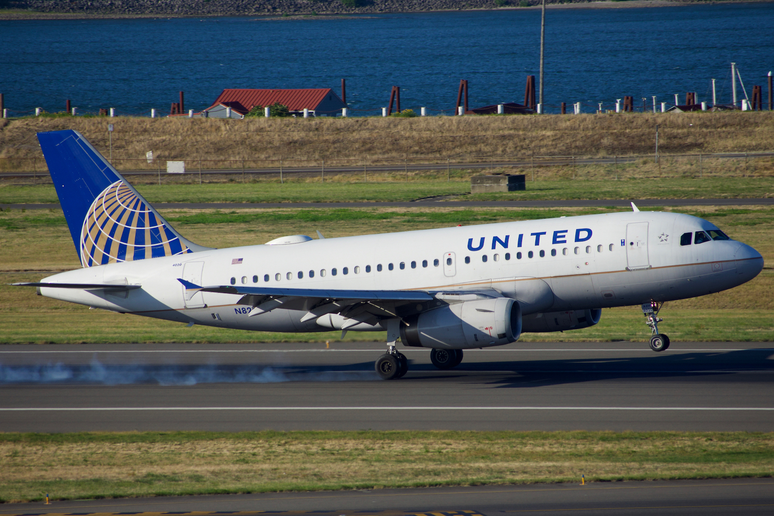 Full size: United Airlines Airbus A319 N820UA at Portland International Airport