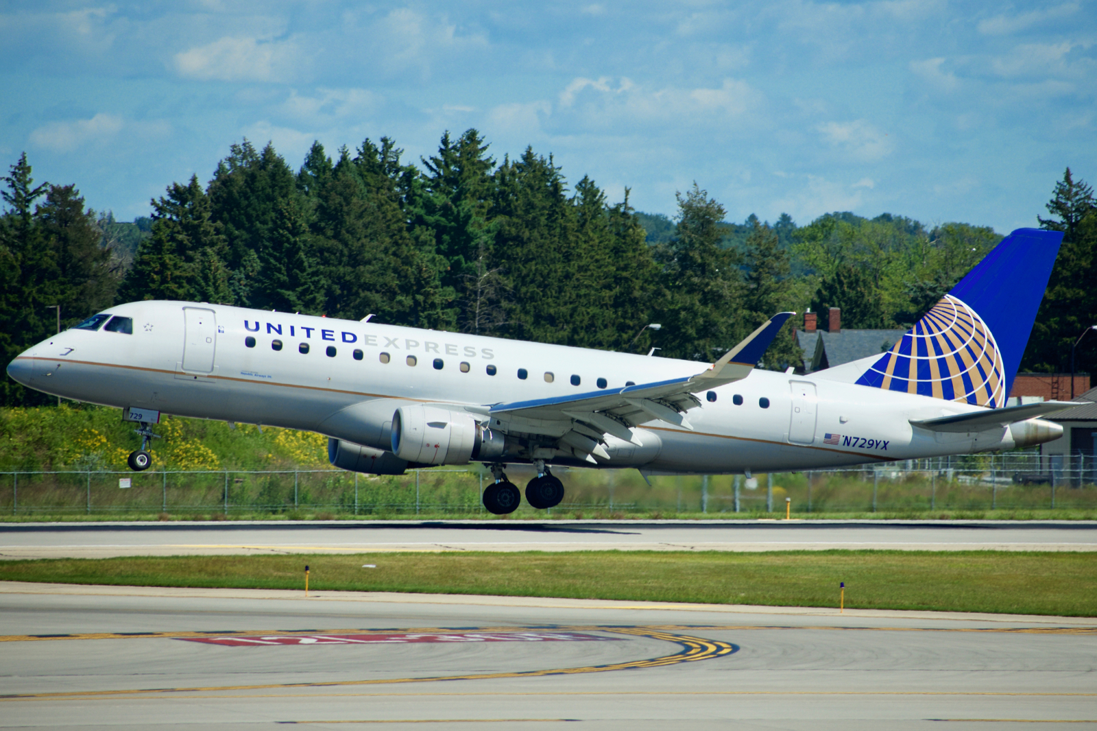 Full size: Republic Embraer E175 N729YX at Minneapolis-St Paul International/Wold-Chamberlain Airport
