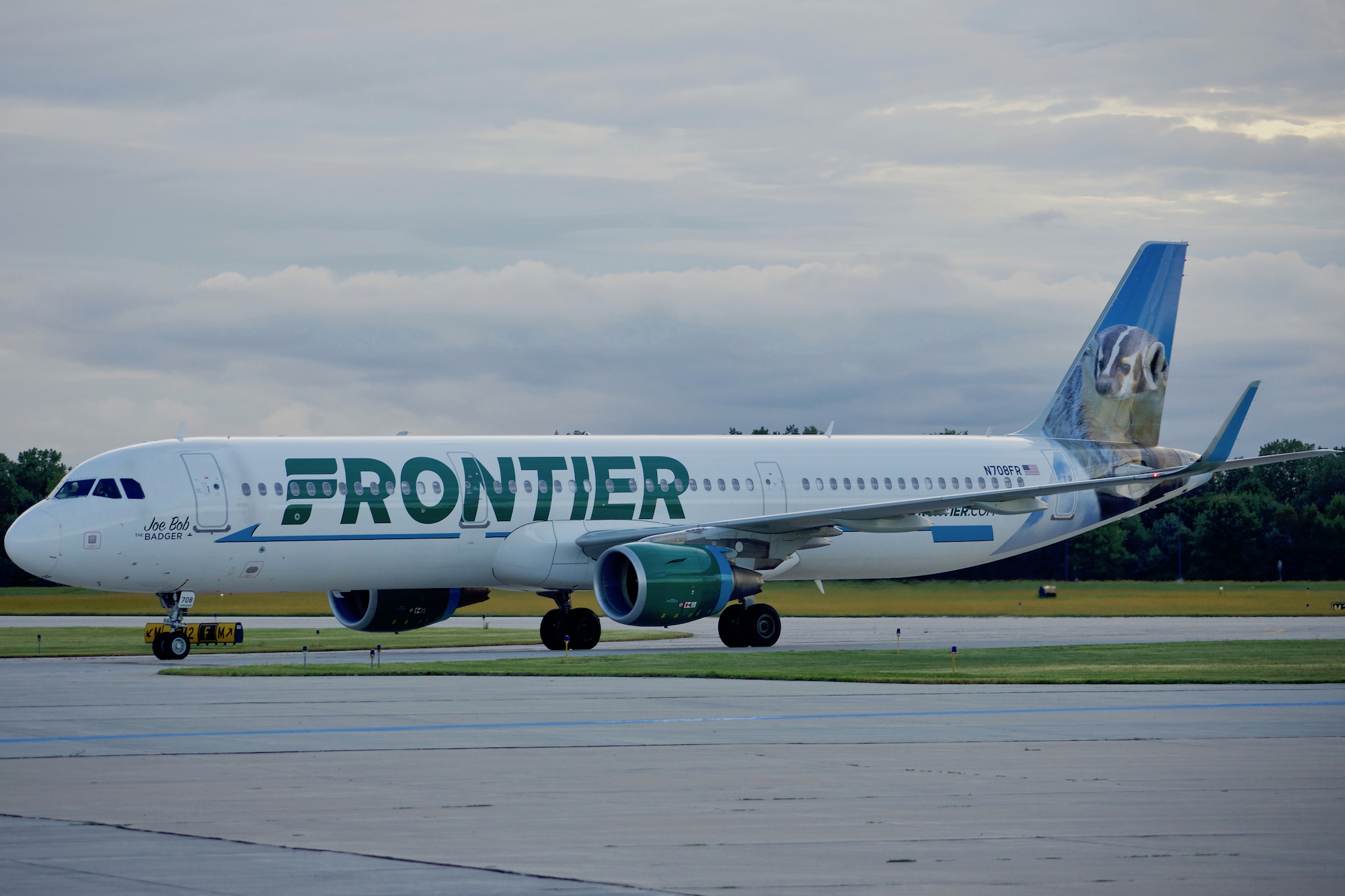 Full size: Frontier Airlines Airbus A321-200 N708FR at Green Bay-Austin Straubel International Airport