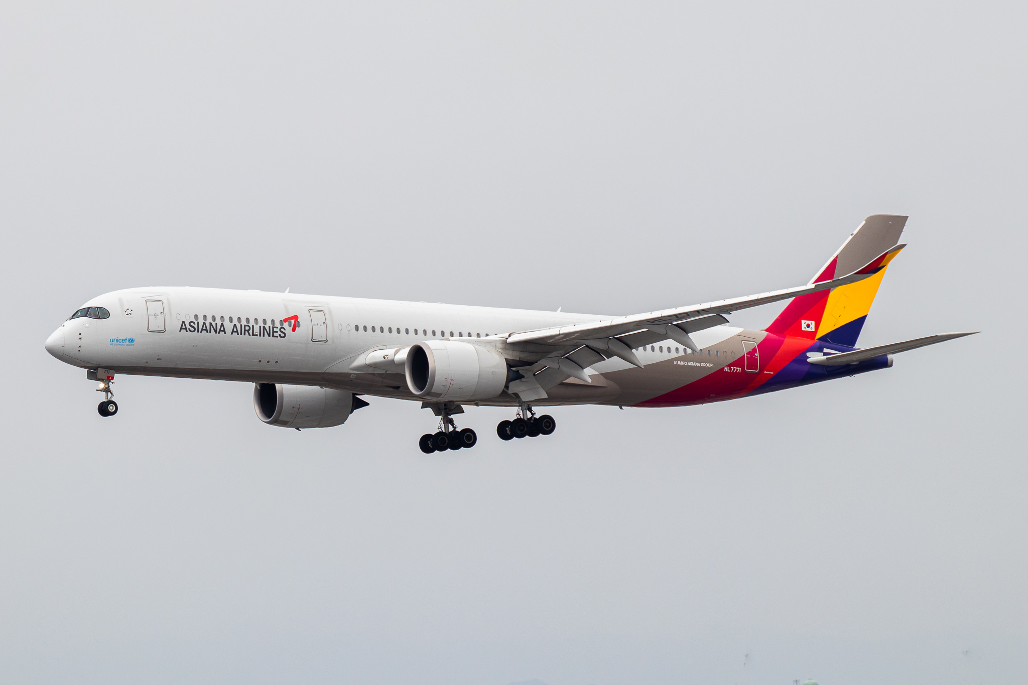 Full size: Asiana Airlines Airbus A350-900 HL7771 at Los Angeles International Airport