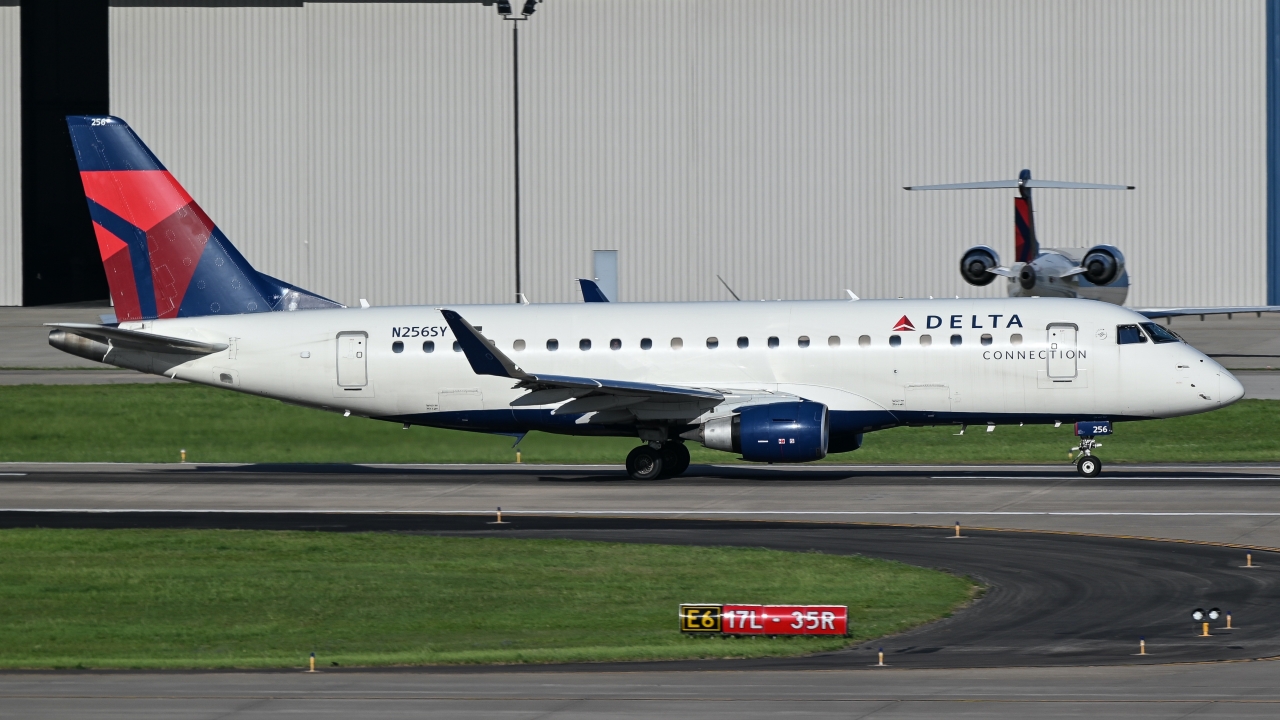 Full size: Delta Connection Embraer E170 N265SY at Will Rogers World Airport