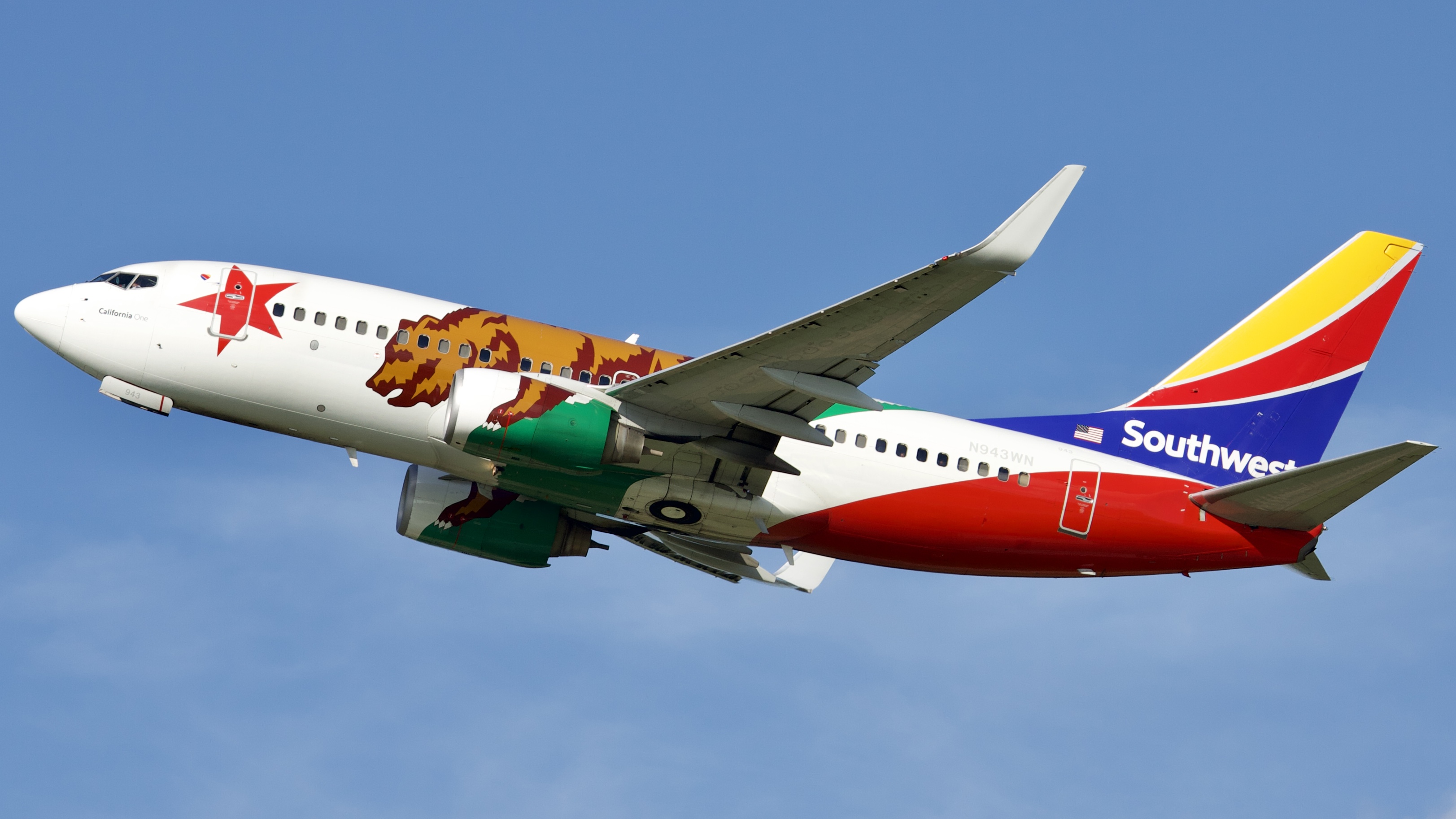 Full size: Southwest Airlines Boeing 737-700 N943WN at William P Hobby Airport