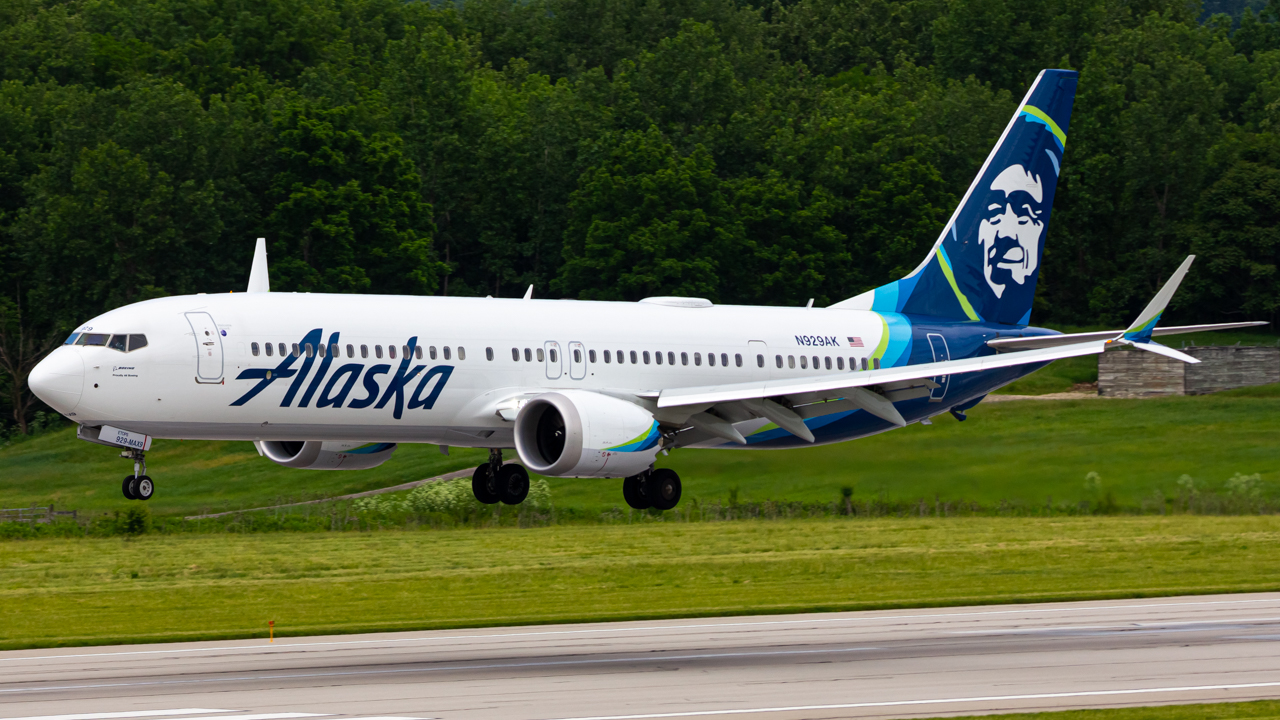 Full size: Alaska Airlines Boeing 737 MAX 9 N929AK at John Glenn Columbus International Airport