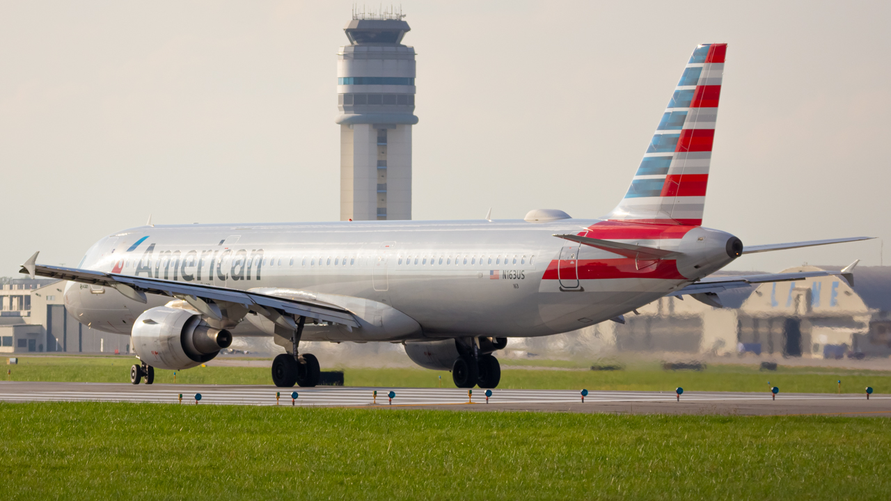 Full size: American Airlines Airbus A321-200 N163US at John Glenn Columbus International Airport