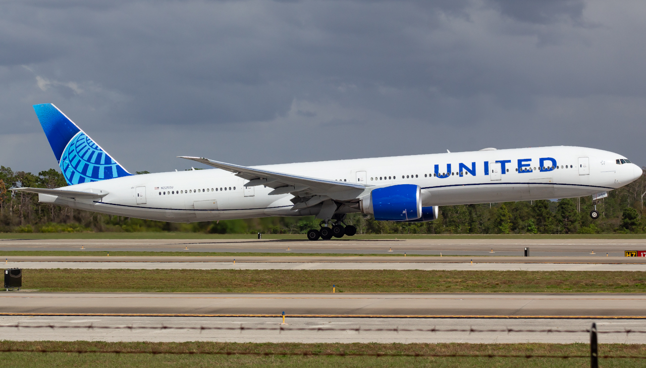 Full size: United Airlines Boeing 777-300ER N2250U at Orlando International Airport