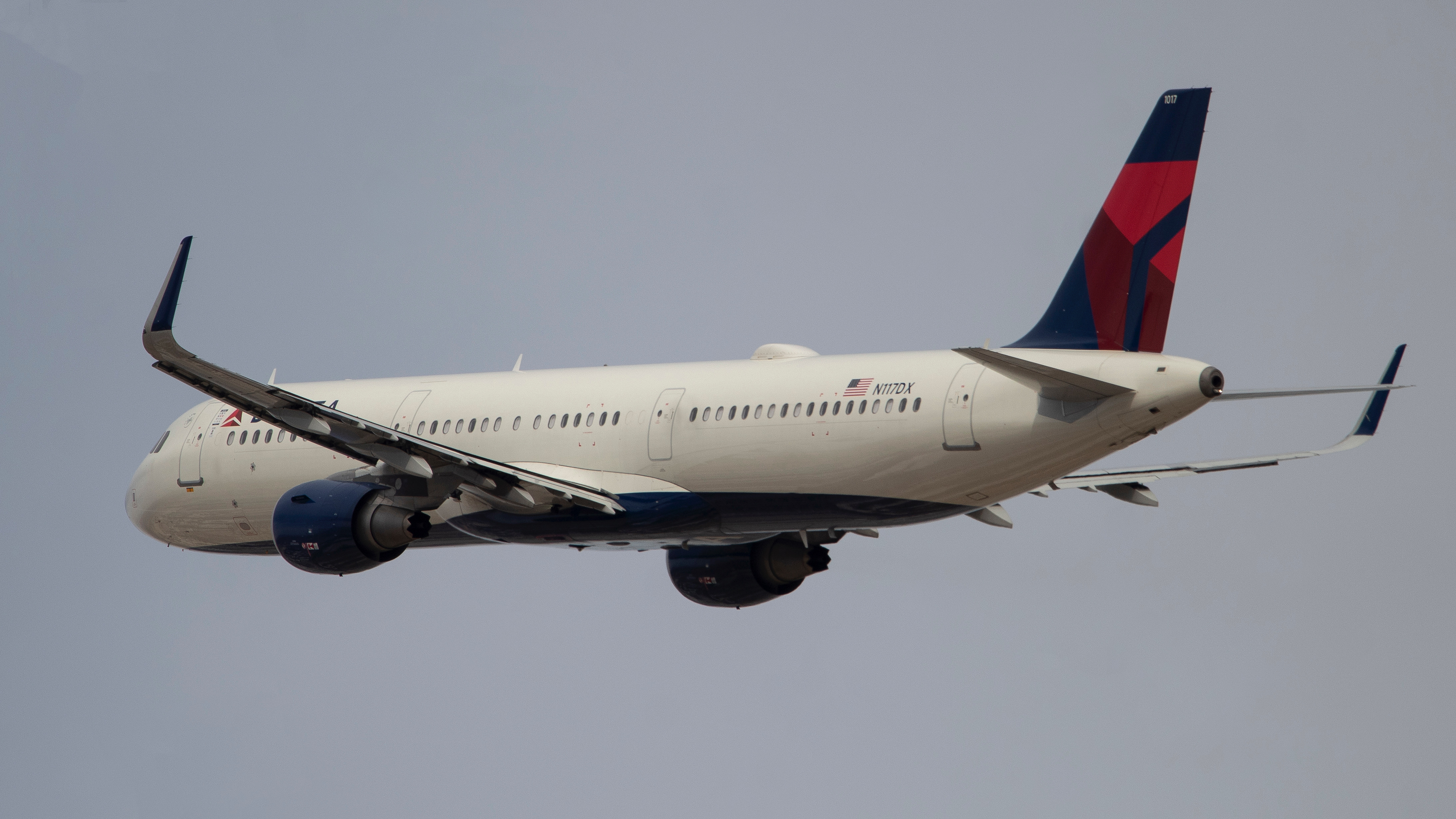 Full size: Delta Airlines Airbus A321-200 N117DX at Harry Reid International Airport