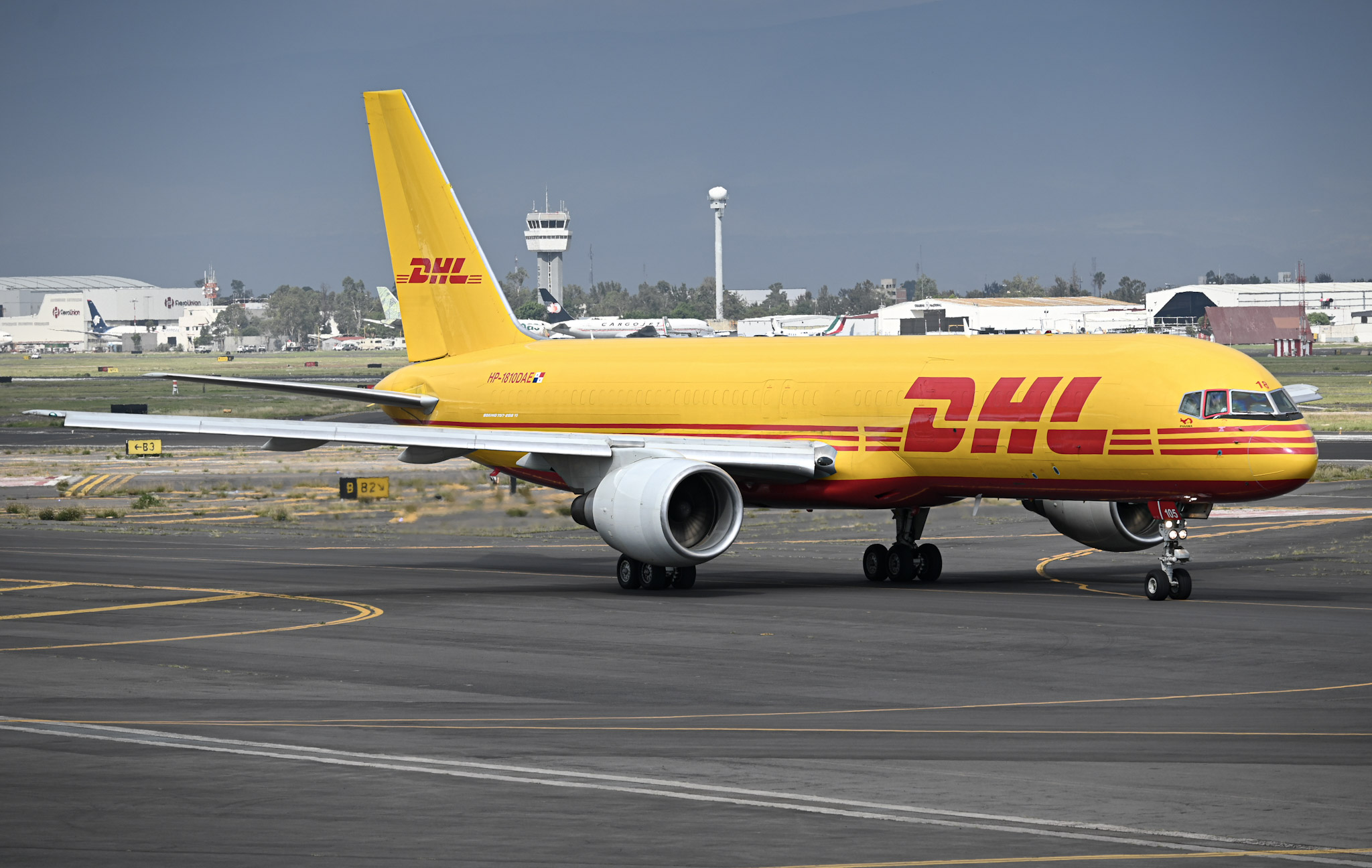 Full size: DHL Boeing 757-200F HP-1810DAE at Mexico City International Airport