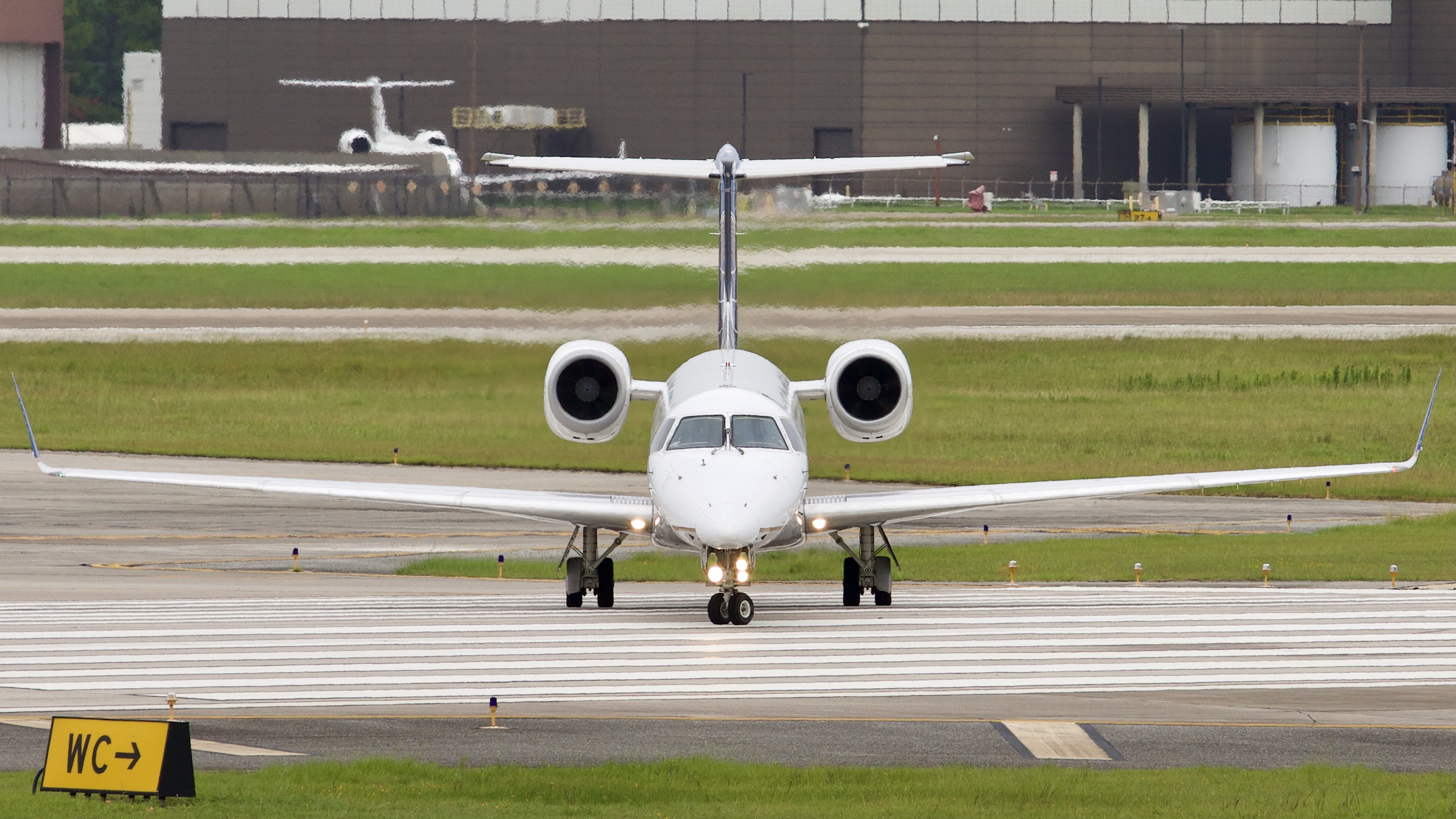 Full size: United Express Embraer ERJ145 N11137 at Houston-George Bush Intercontinental Airport