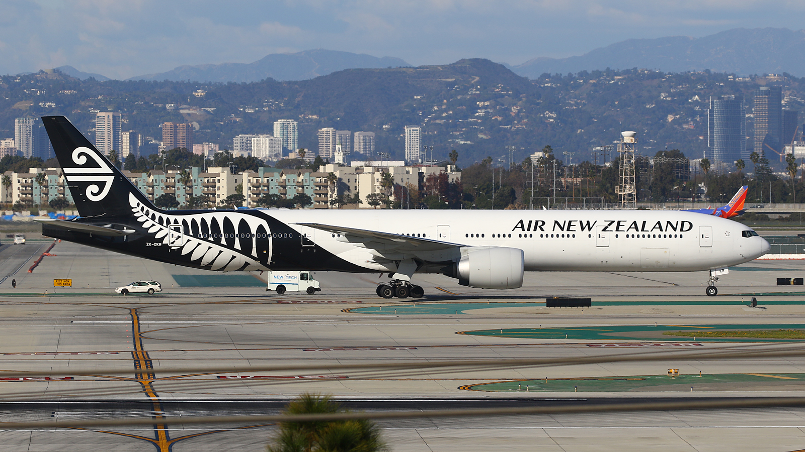 Full size: Air New Zealand Boeing 777-300ER ZX-OKR at Los Angeles International Airport