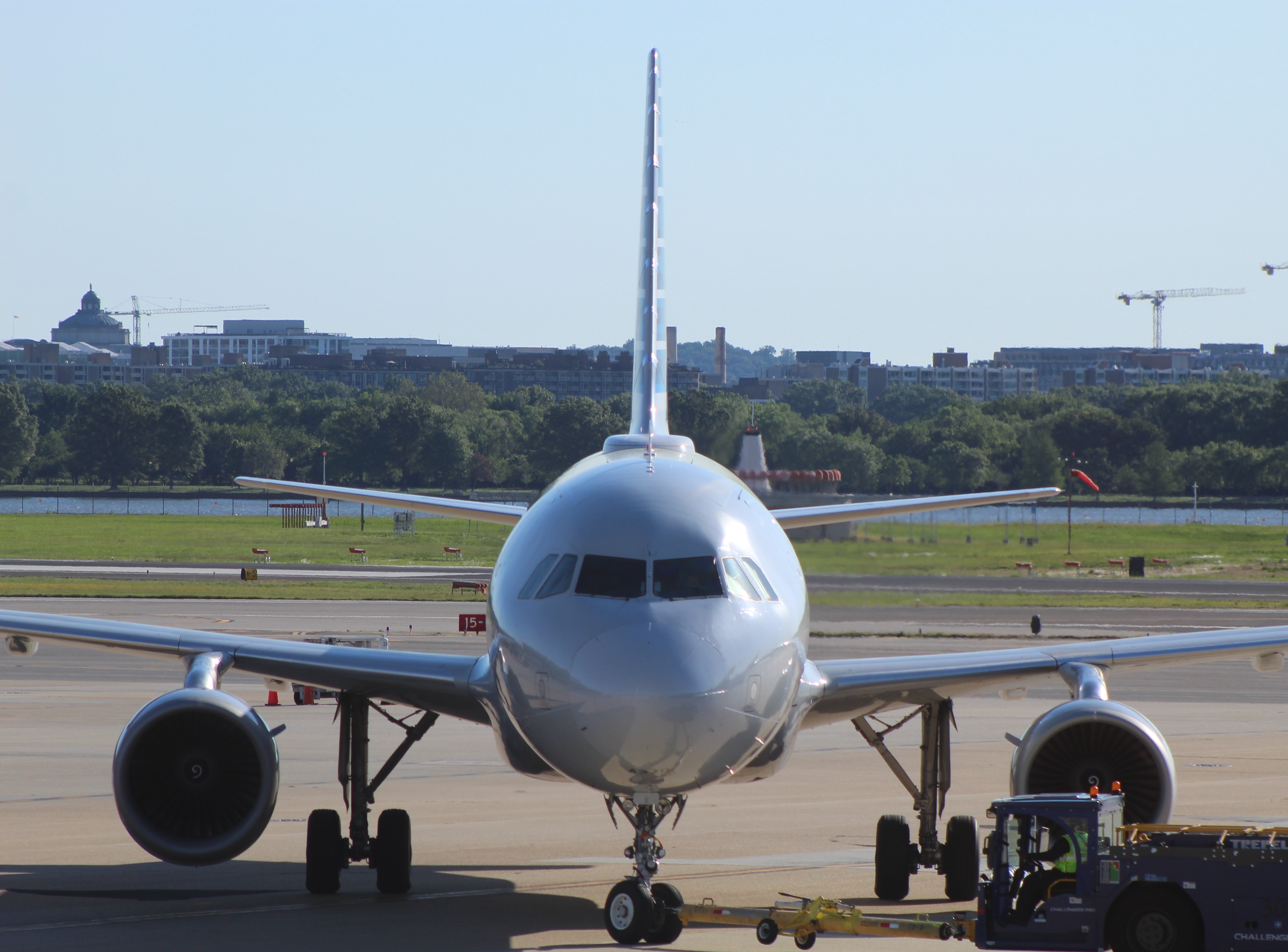 Full size: American Airlines Airbus A320 N119US at Ronald Reagan National Airport