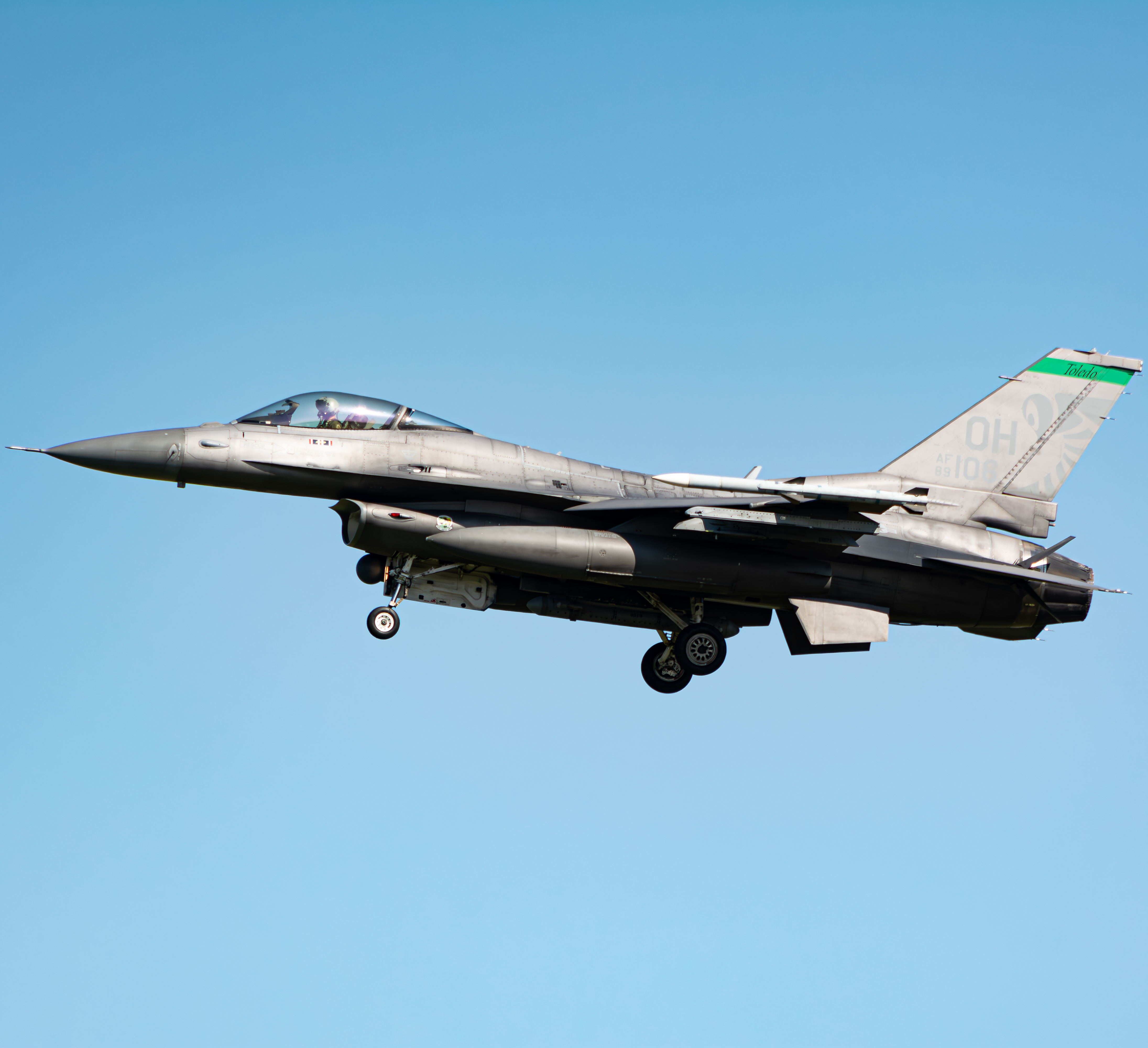 Full size: USAF - United States Air Force General Dynamics F-16 Fighting Falcon 89-2106 at Toledo Express Airport
