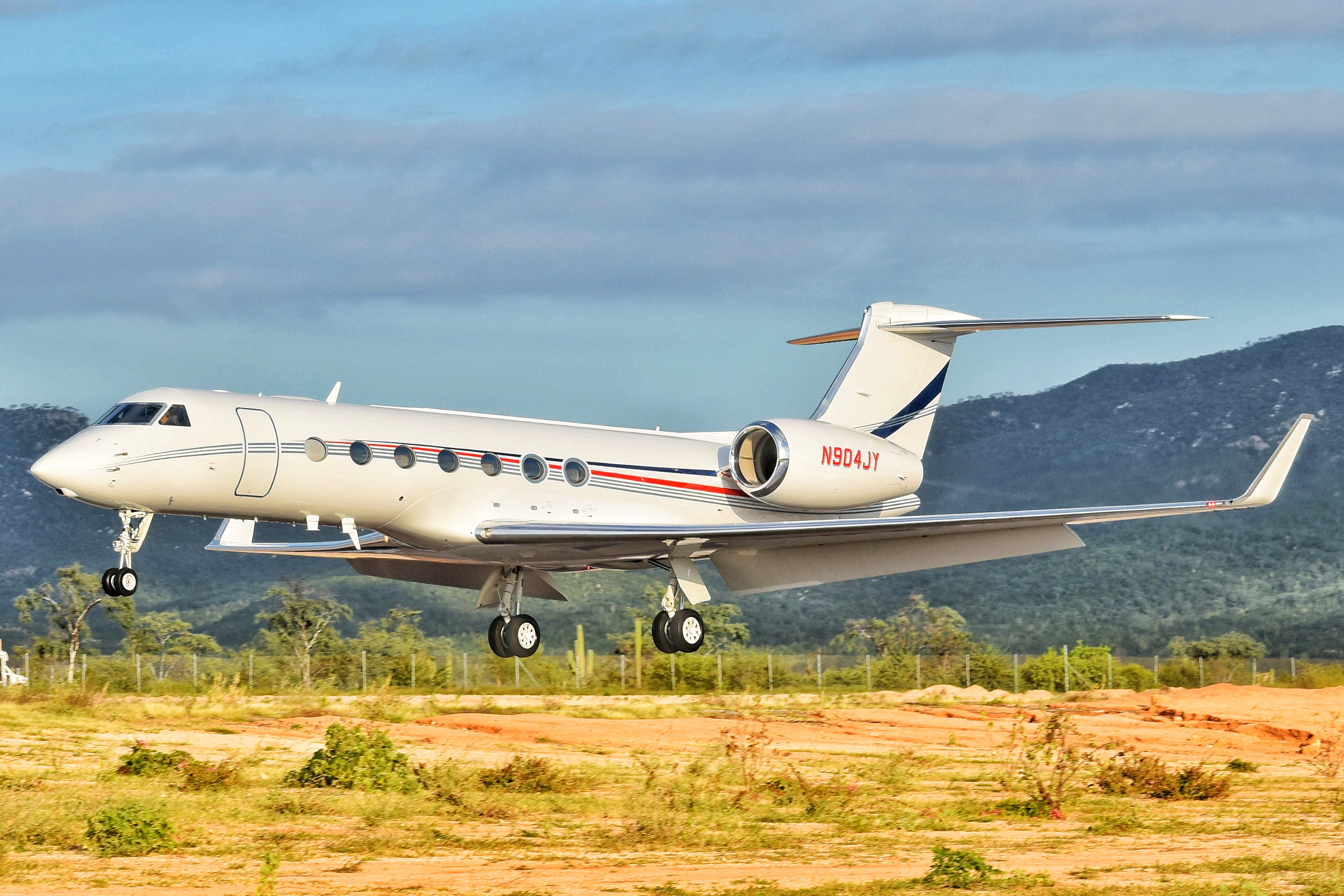 Full size: B&D Aviation Gulfstream G550 N904JY at Aeropuerto de Cabo San Lucas Internacional