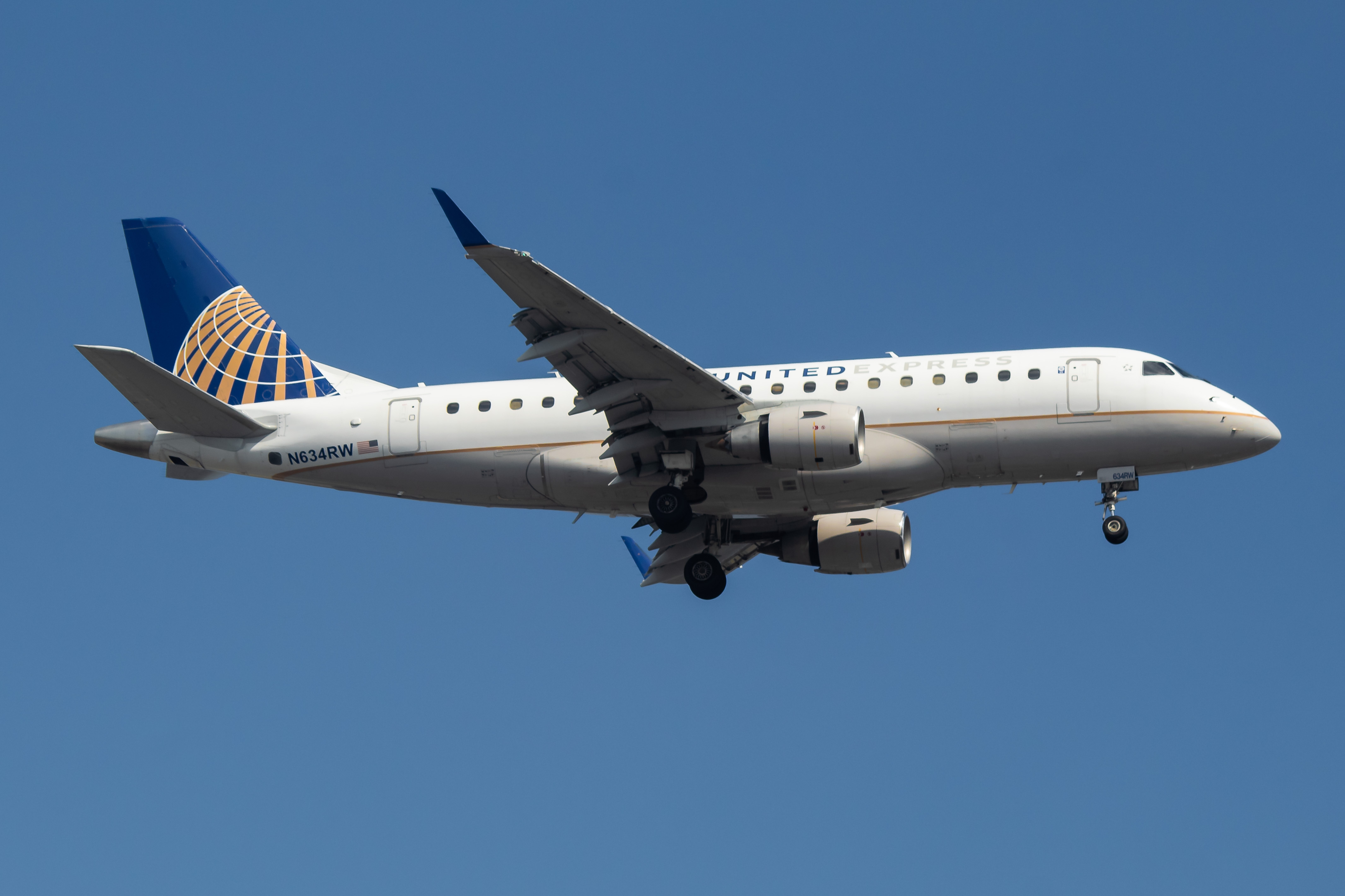Full size: United Express Embraer E170SE N632RW at Newark Liberty International Airport