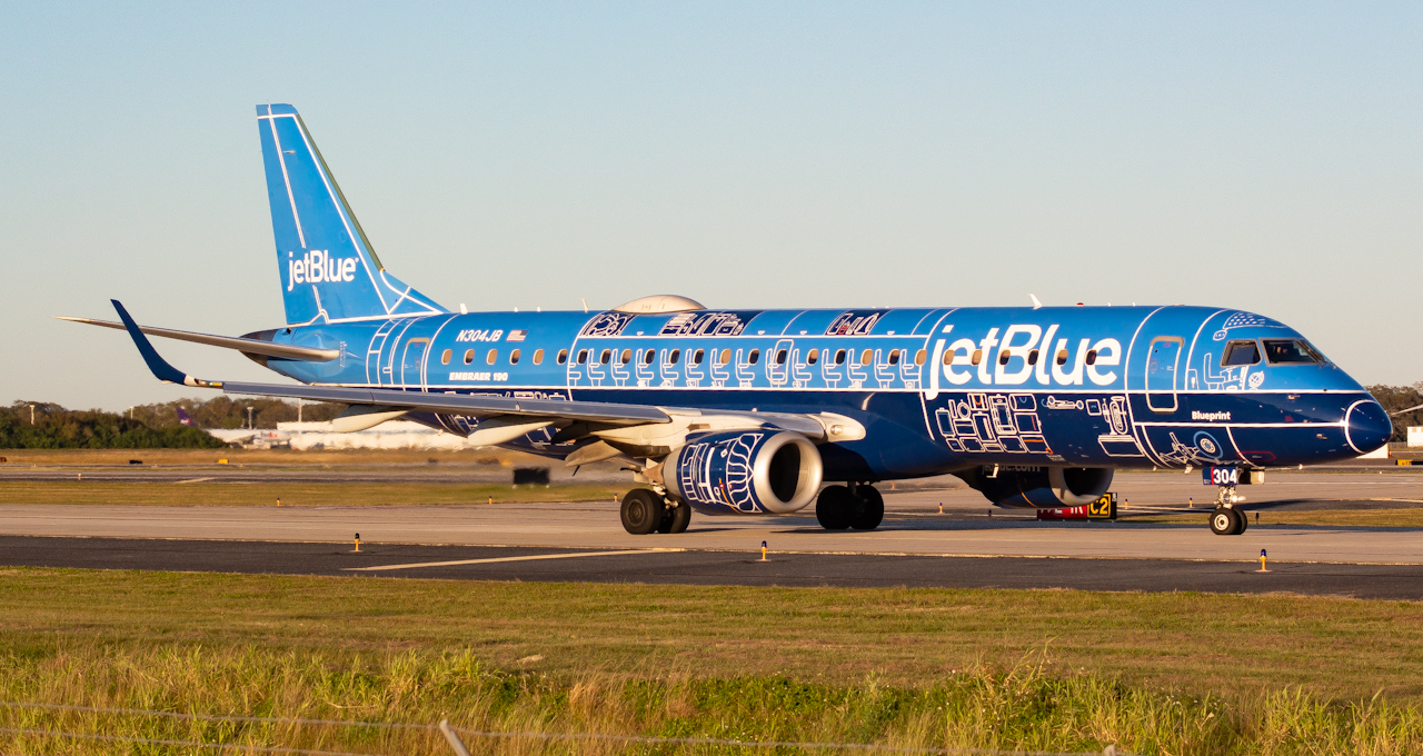 Full size: JetBlue Airways Embraer E190 N304JB at Tampa International Airport