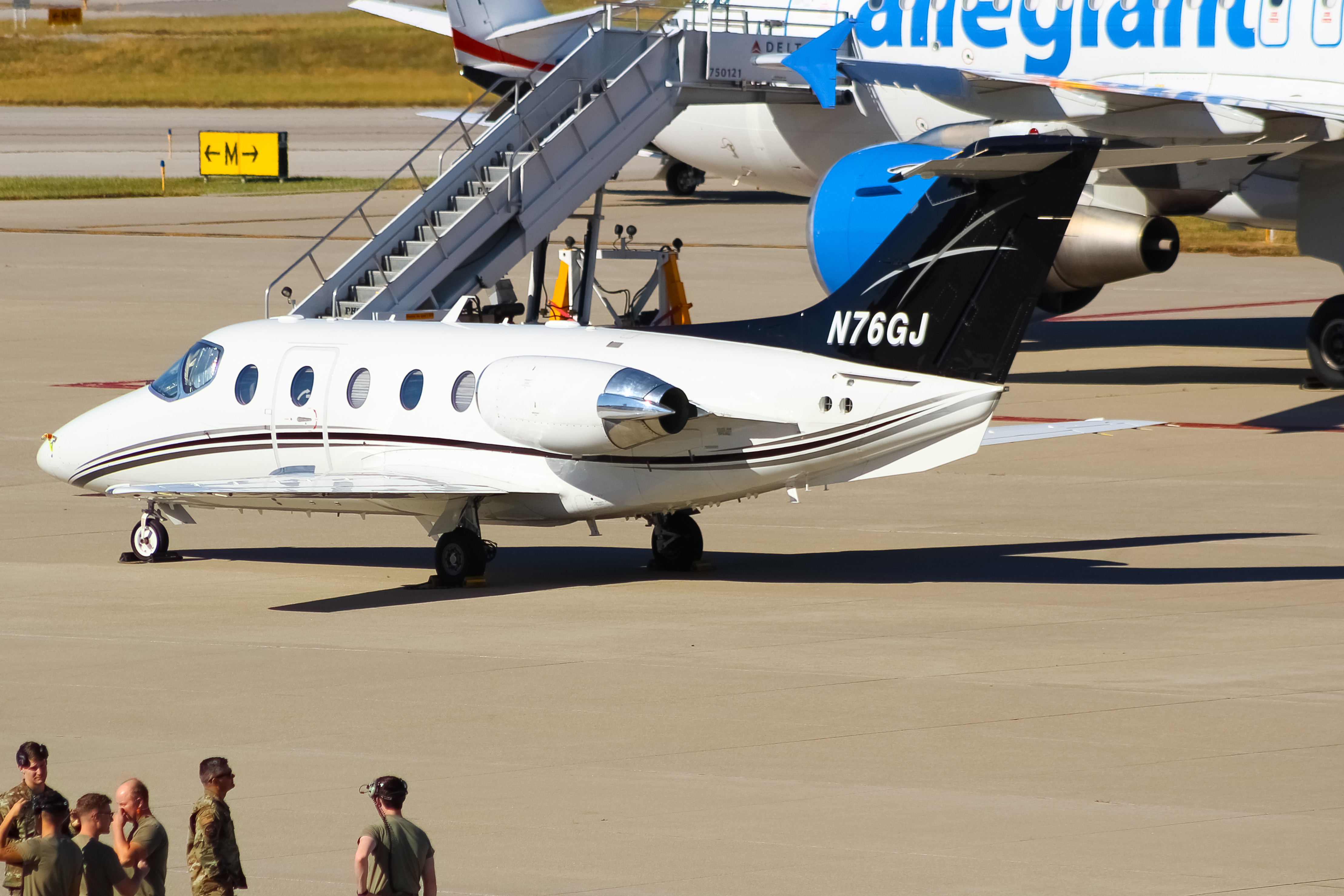 Full size: PRIVATE  Beechcraft Hawker 400 N76GJ at Cincinnati/Northern Kentucky International Airport
