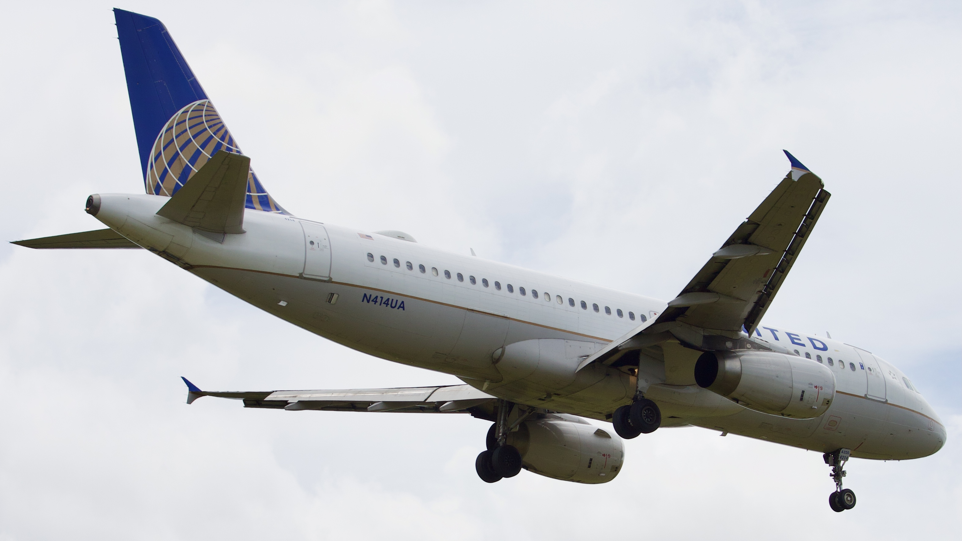 Full size: United Airlines Airbus A320 N414UA at Houston-George Bush Intercontinental Airport