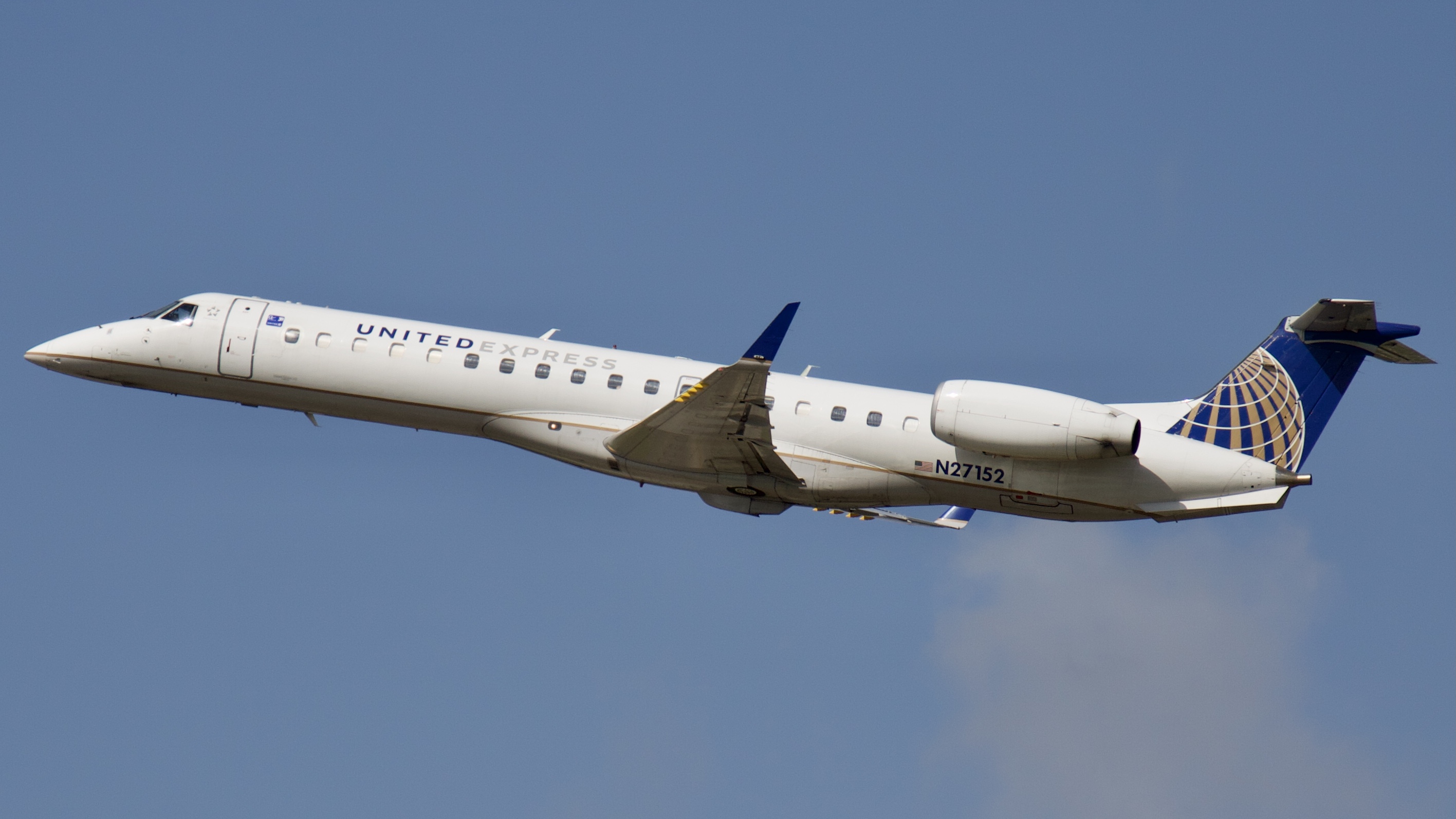 Full size: United Express Embraer ERJ145 N27152 at Houston-George Bush Intercontinental Airport