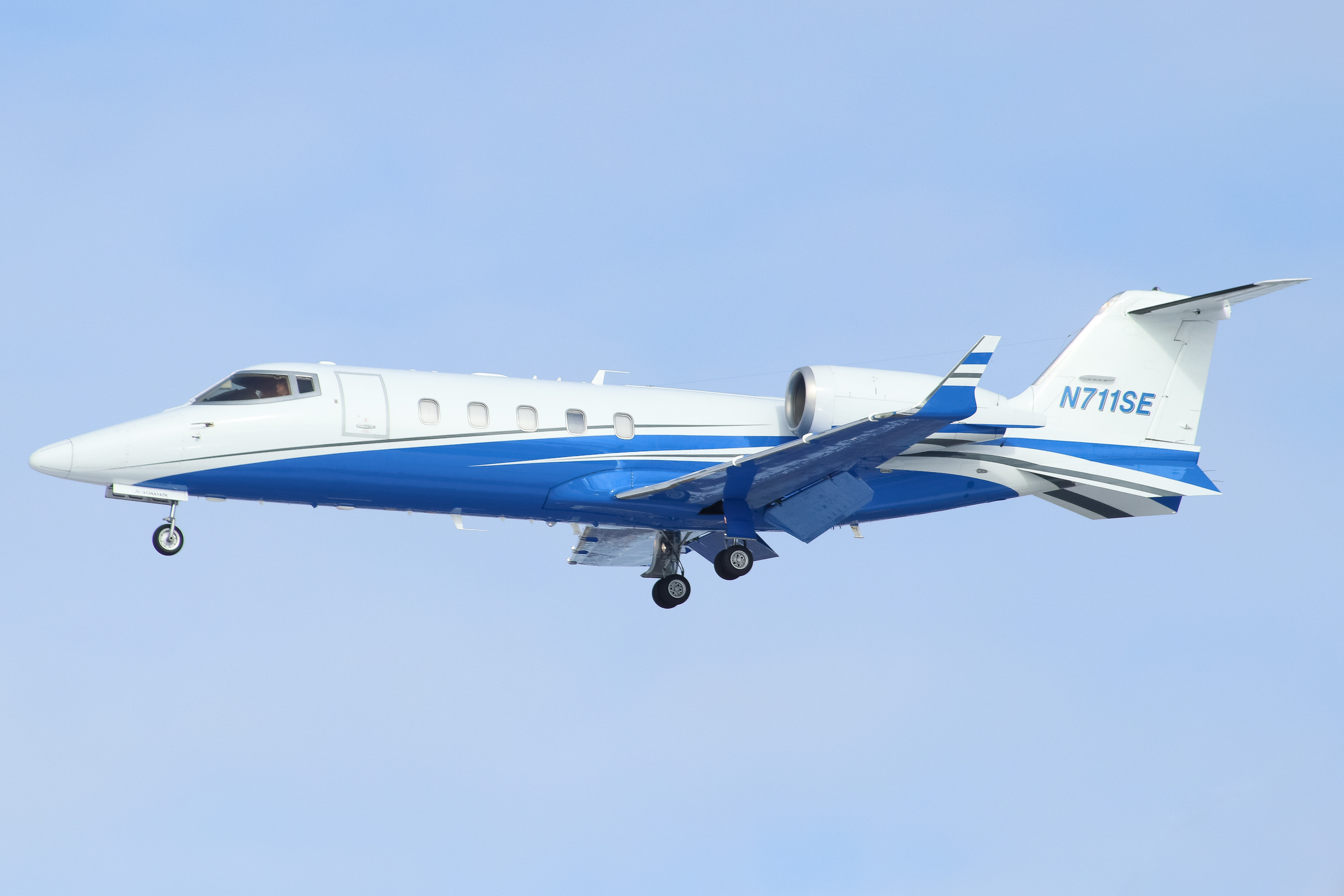 Full size: PRIVATE Bombardier Lear 60 N711SE at Philadelphia International Airport