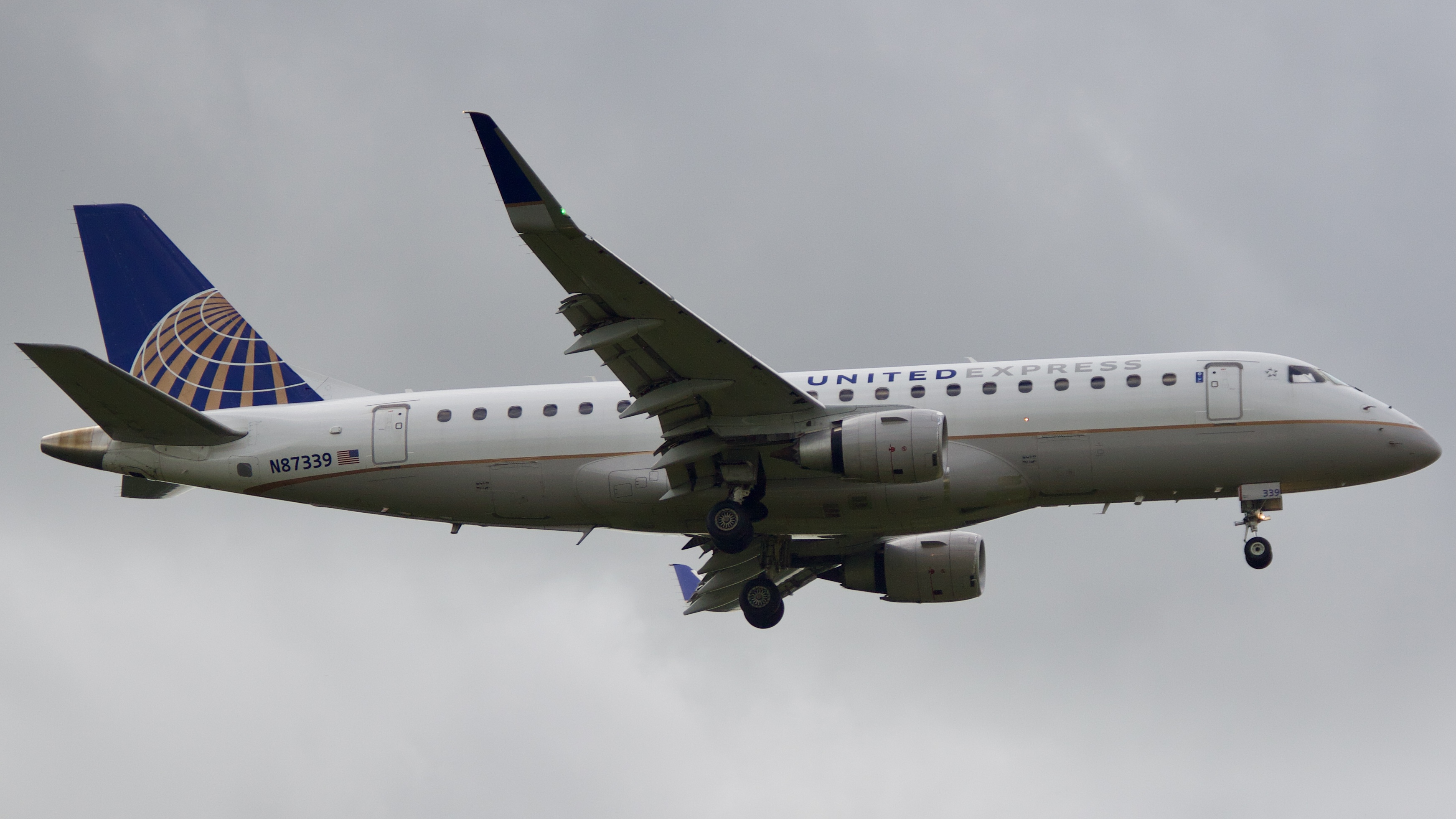 Full size: United Express Embraer E175 N87339 at Houston-George Bush Intercontinental Airport