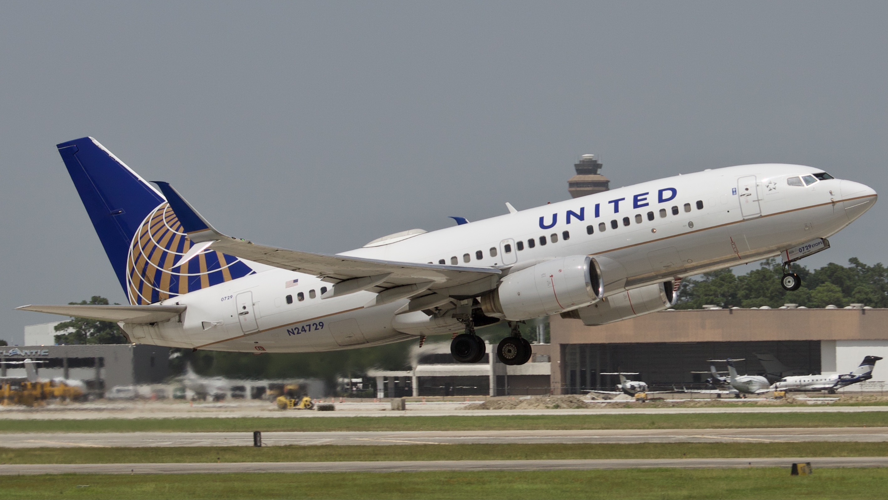 Full size: United Airlines Boeing 737-700 N24729 at Houston-George Bush Intercontinental Airport