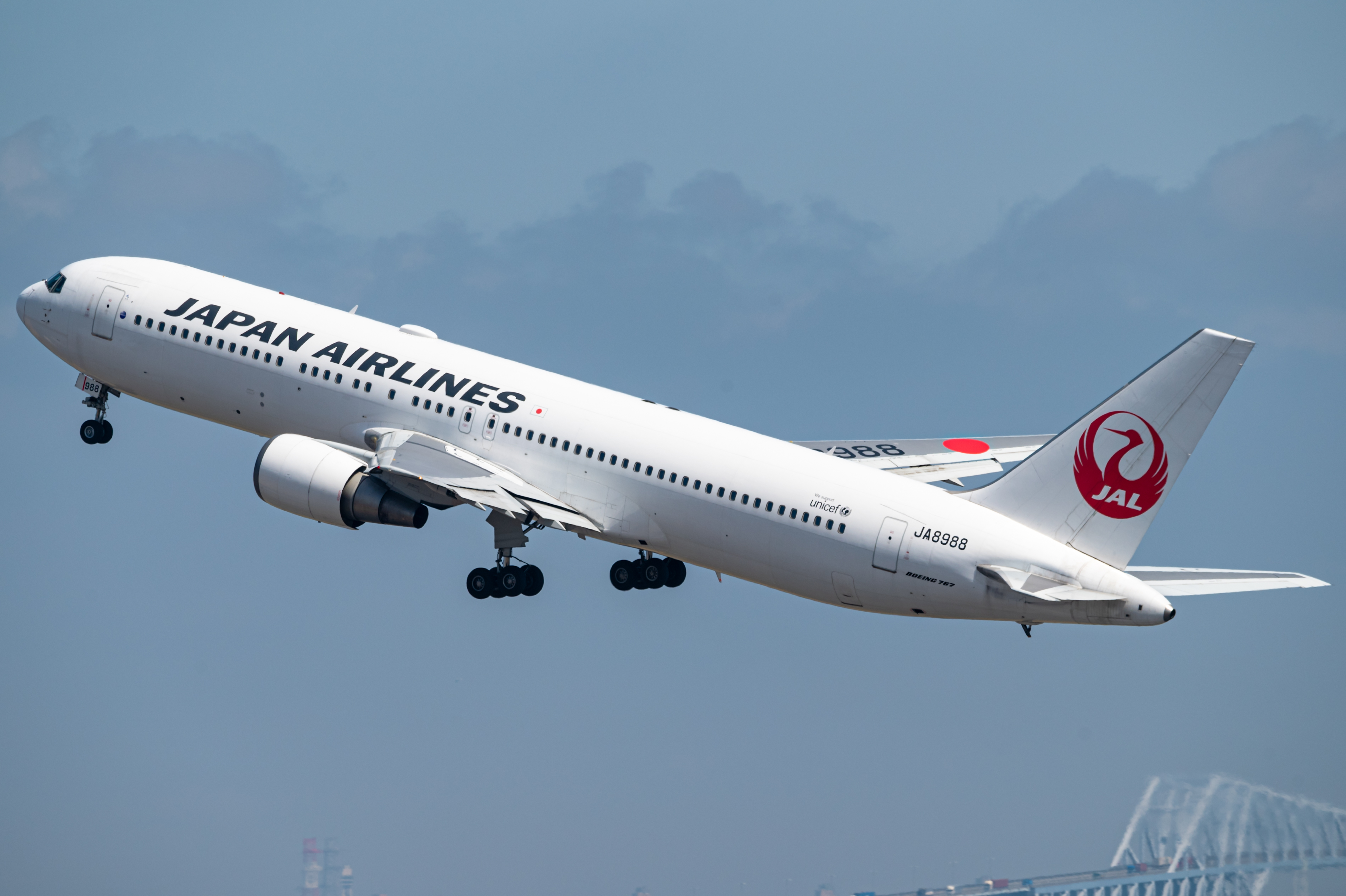 Full size: Japan Airlines Boeing 767-300 JA8988 at Tokyo-Haneda Airport