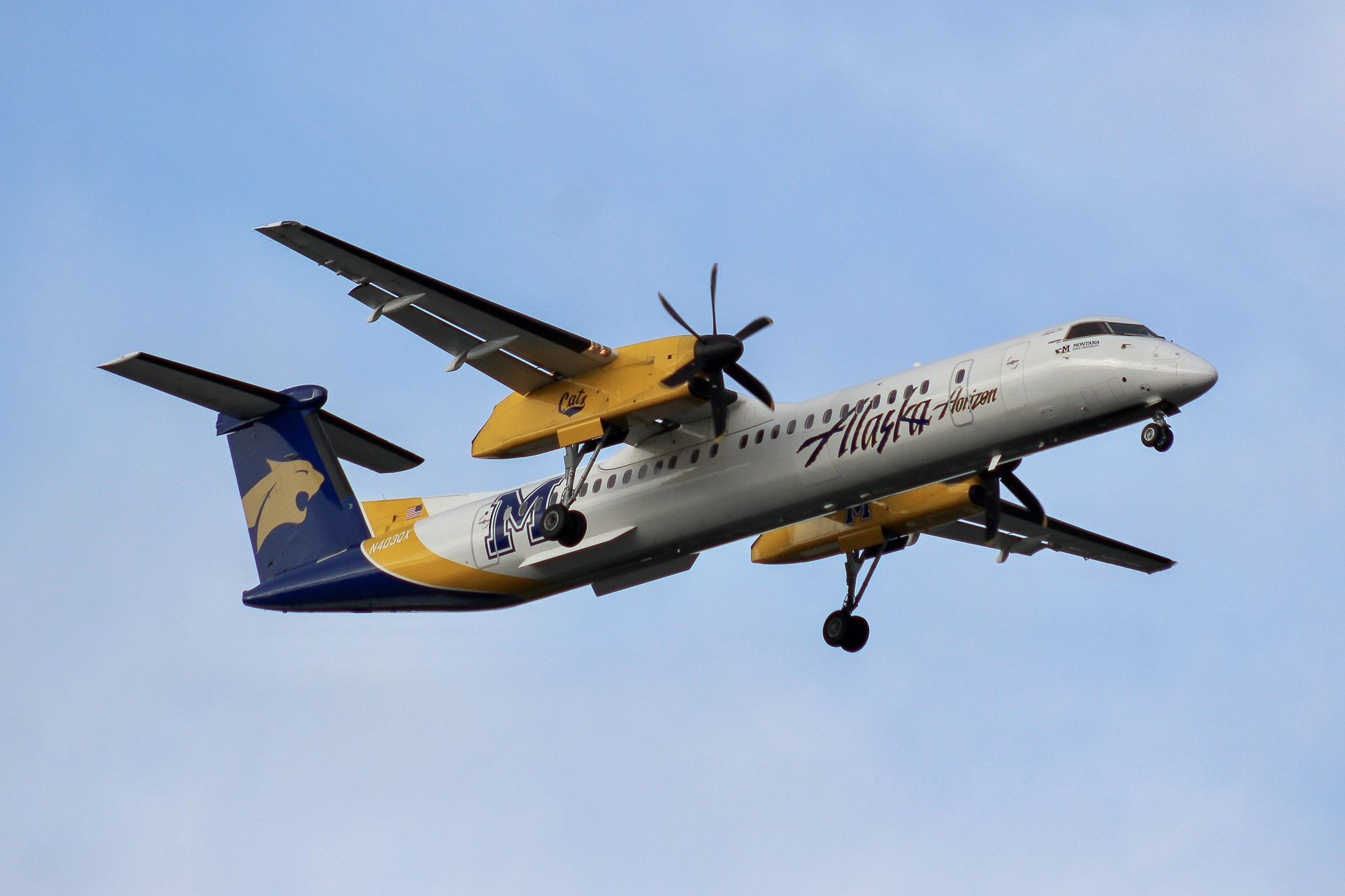Full size: Alaska Airlines De Havilland DHC-8 N403QX at Seattle-Tacoma International Airport