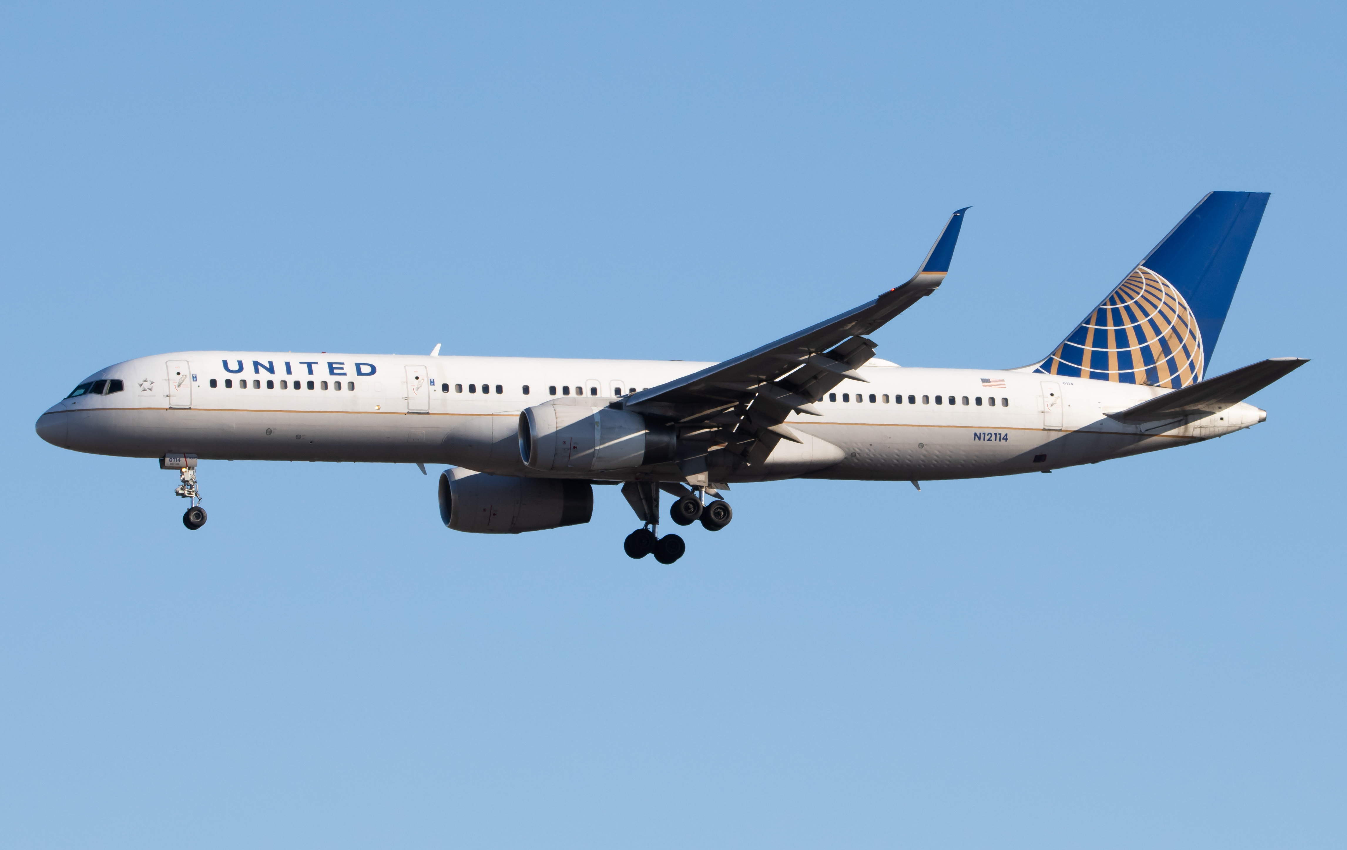 Full size: United Airlines Boeing 757-200 N12114 at Newark Liberty International Airport