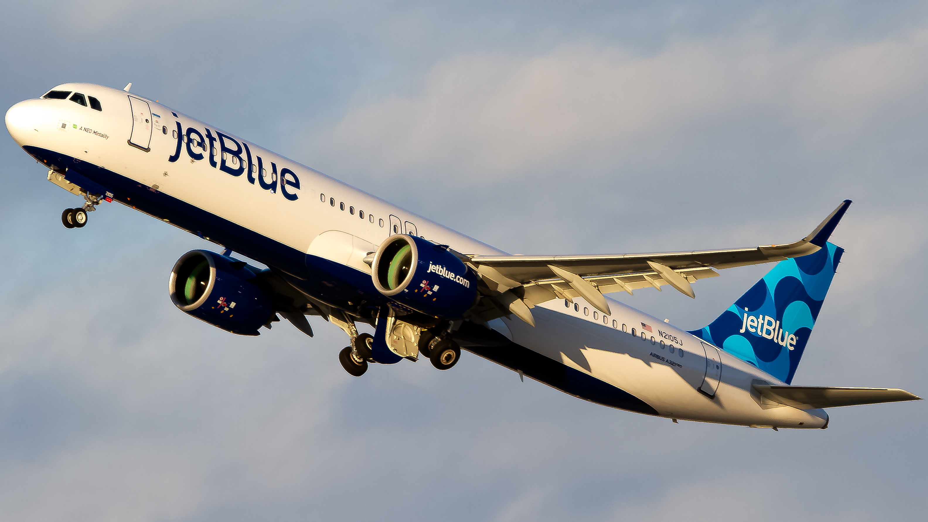 Full size: JetBlue Airways Airbus A321NEO N2105J at Los Angeles International Airport