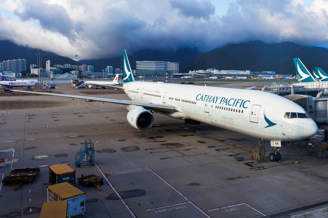 Full size: Cathay Pacific Boeing 777-300 B-HNK at Hong Kong International Airport