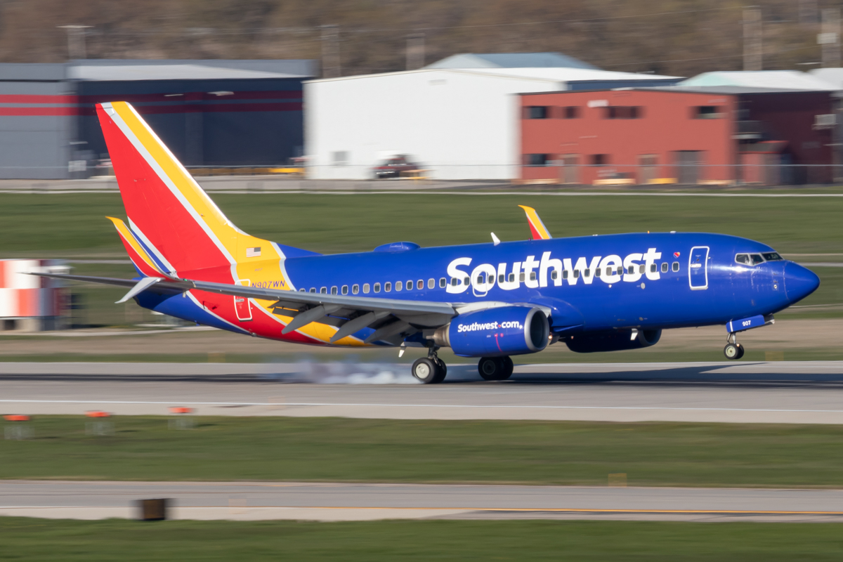 Full size: Southwest Airlines Boeing 737-700 N907WN at General Mitchell International Airport