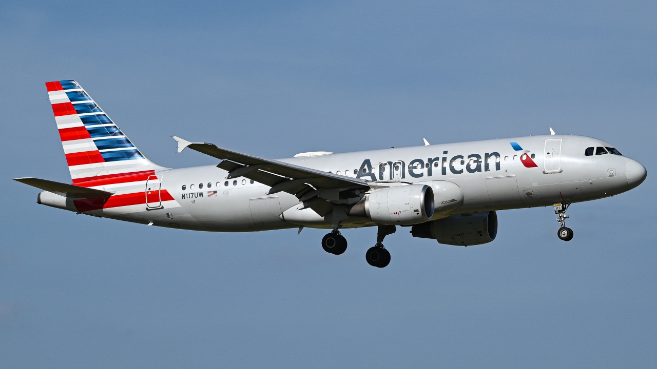 Full size: American Airlines Airbus A320 N117UW at Dallas-Fort Worth International Airport