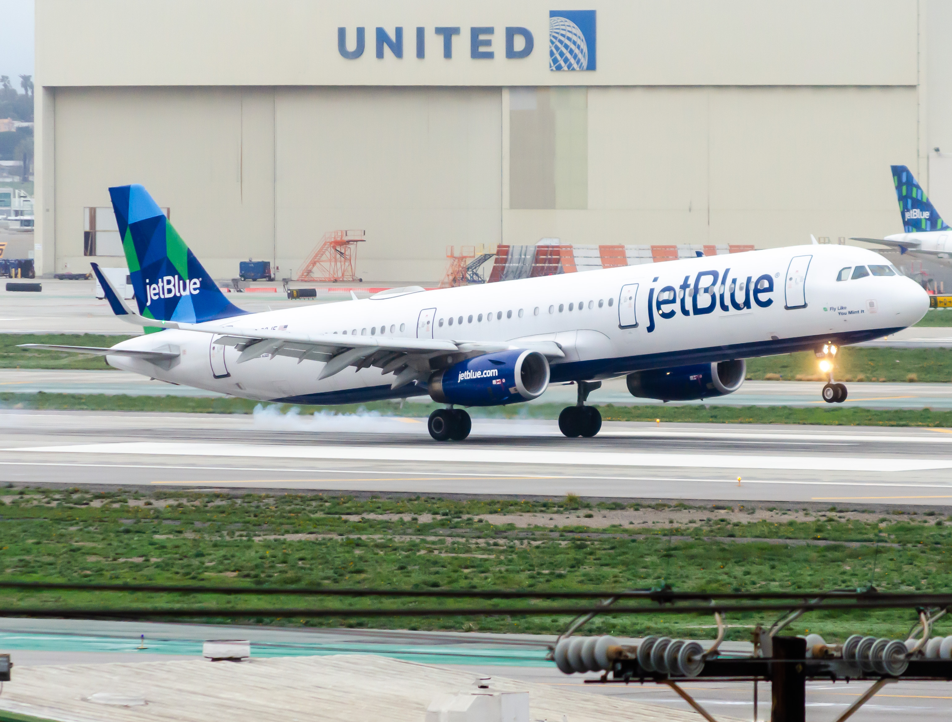 Full size: JetBlue Airways Airbus A321-200 N993JE at Los Angeles International Airport
