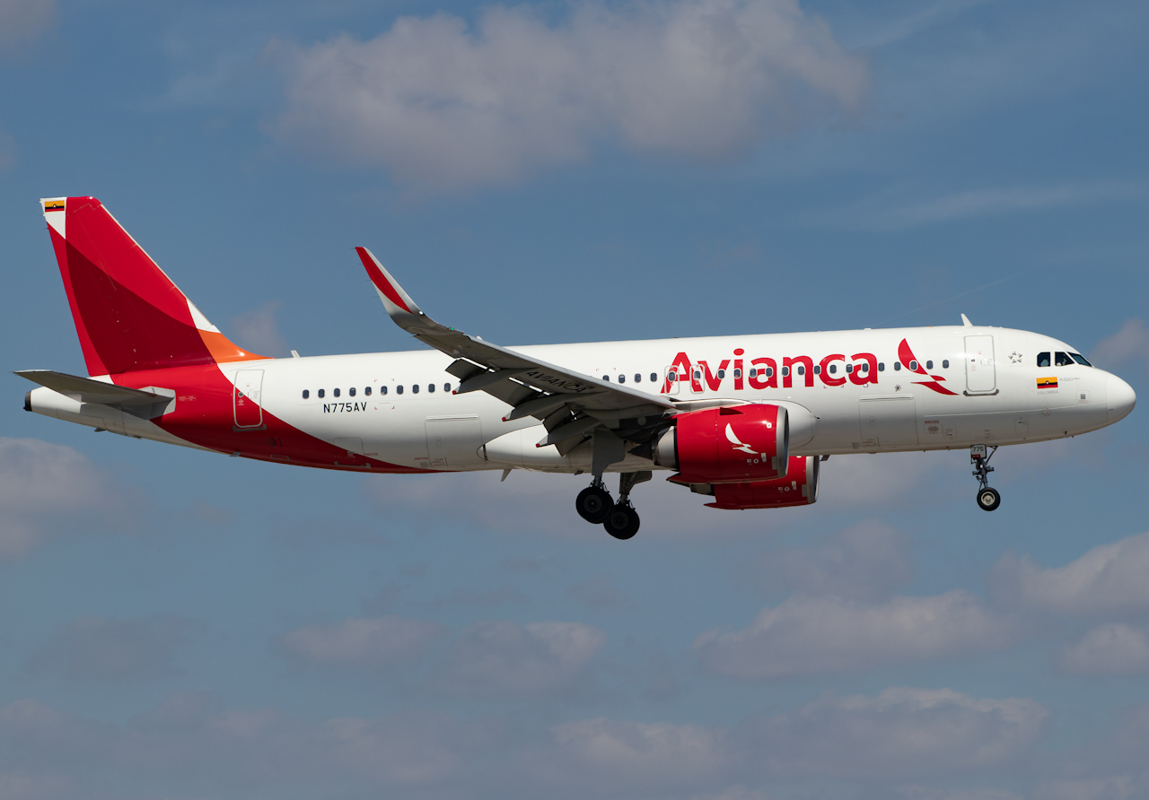 Full size: Avianca Airbus A320NEO N775AV at Miami International Airport