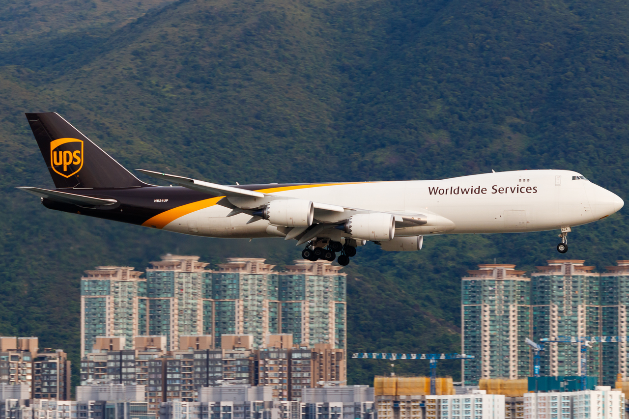 Full size: United Parcel Service Boeing 747-8F N624UP at Hong Kong International Airport