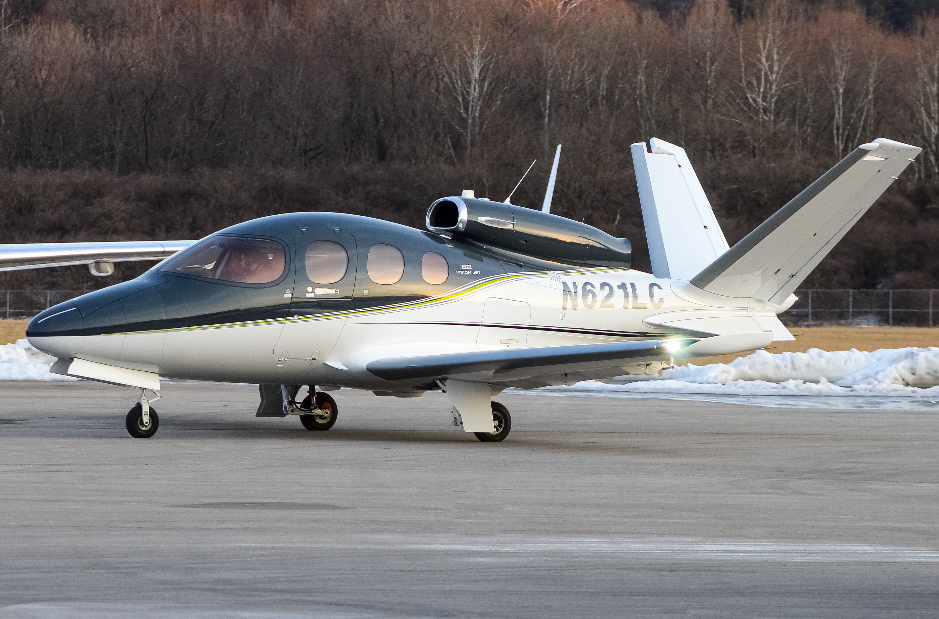 N621LC | PRIVATE Cirrus Vision at LUK | AeroXplorer