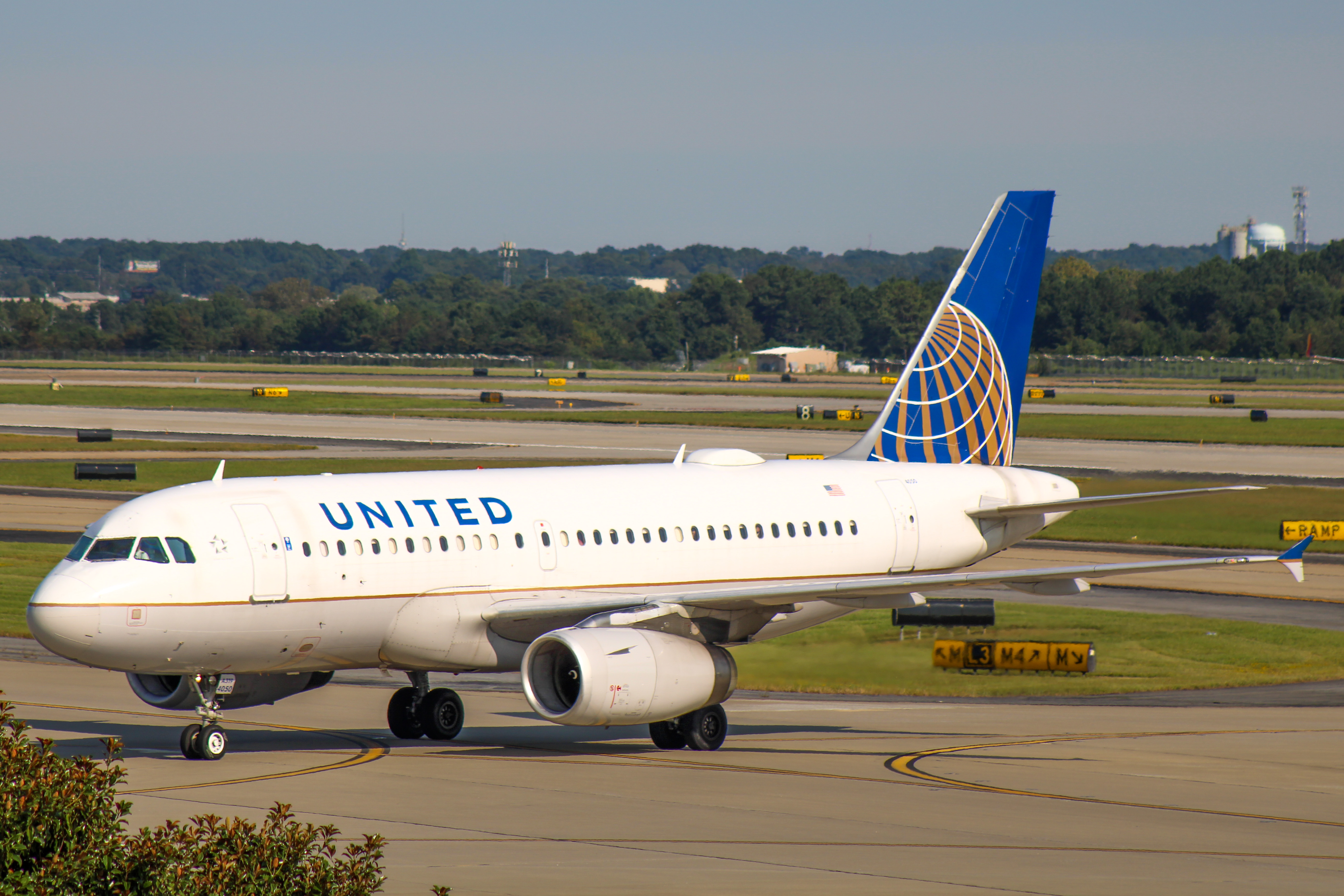 Full size: United Airlines Airbus A319 N850UA at Hartsfield-Jackson Atlanta International Airport