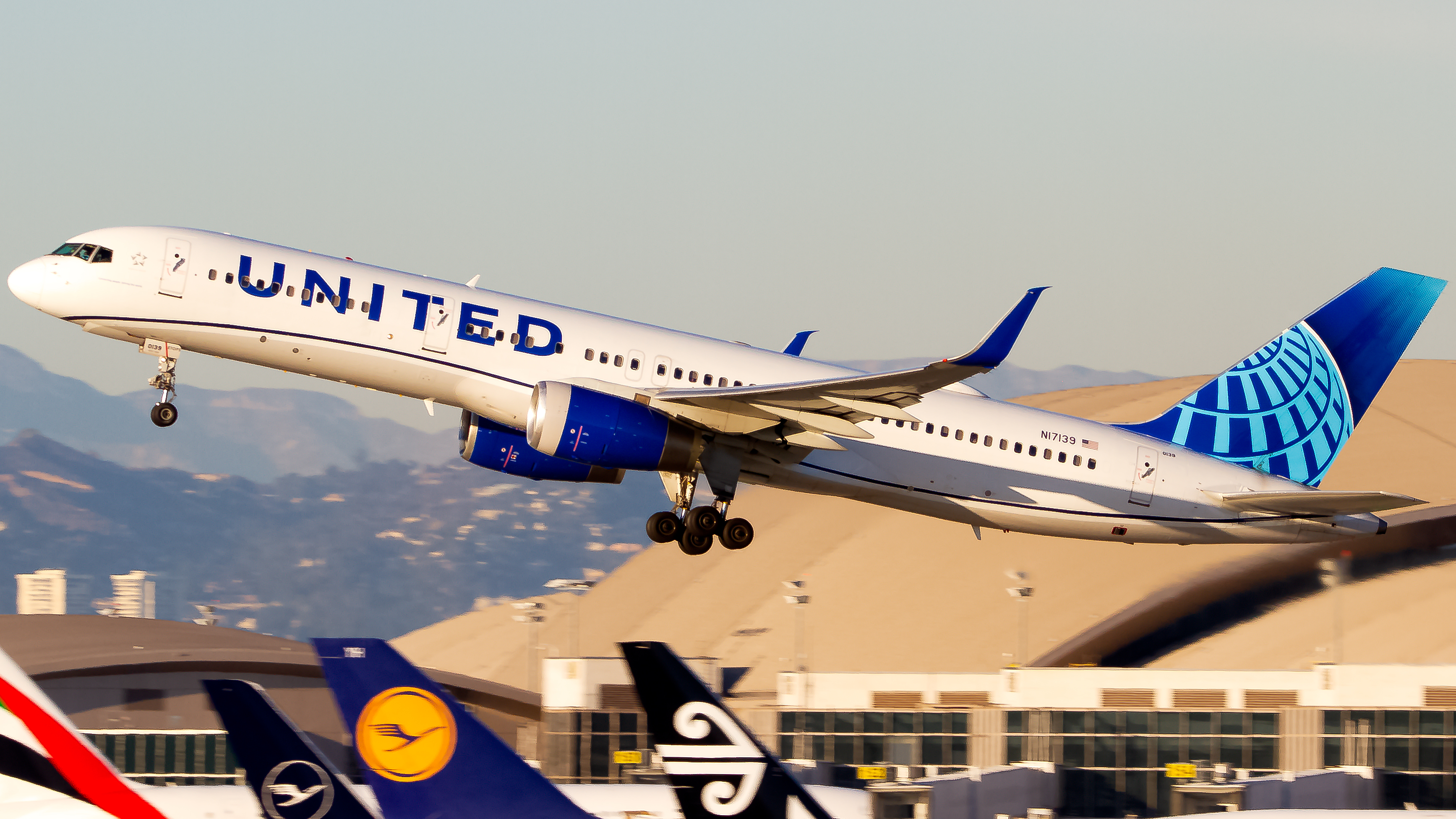 Full size: United Airlines Boeing 757-200 N17139 at Los Angeles International Airport