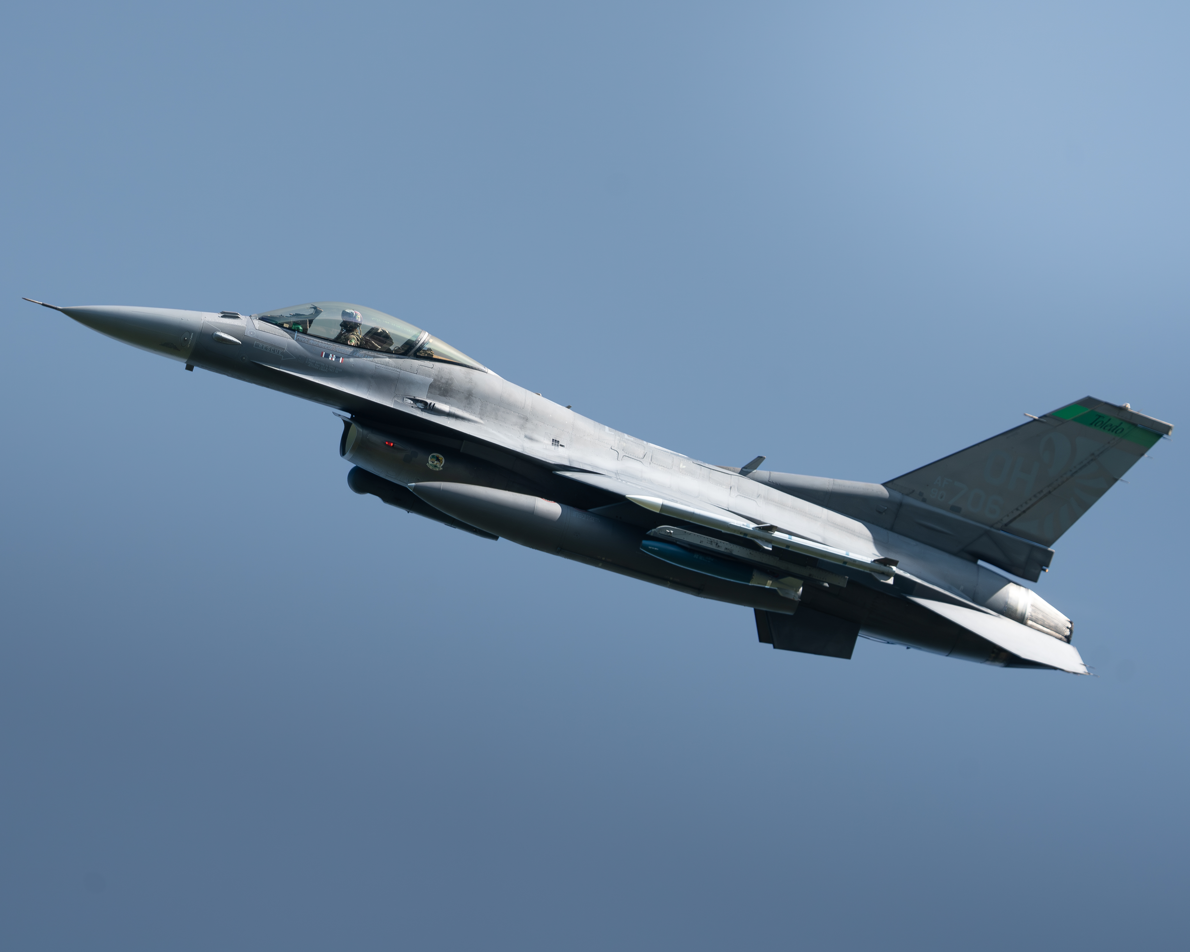 Full size: USAF - United States Air Force General Dynamics F-16 Fighting Falcon 90-0706 at Toledo Express Airport