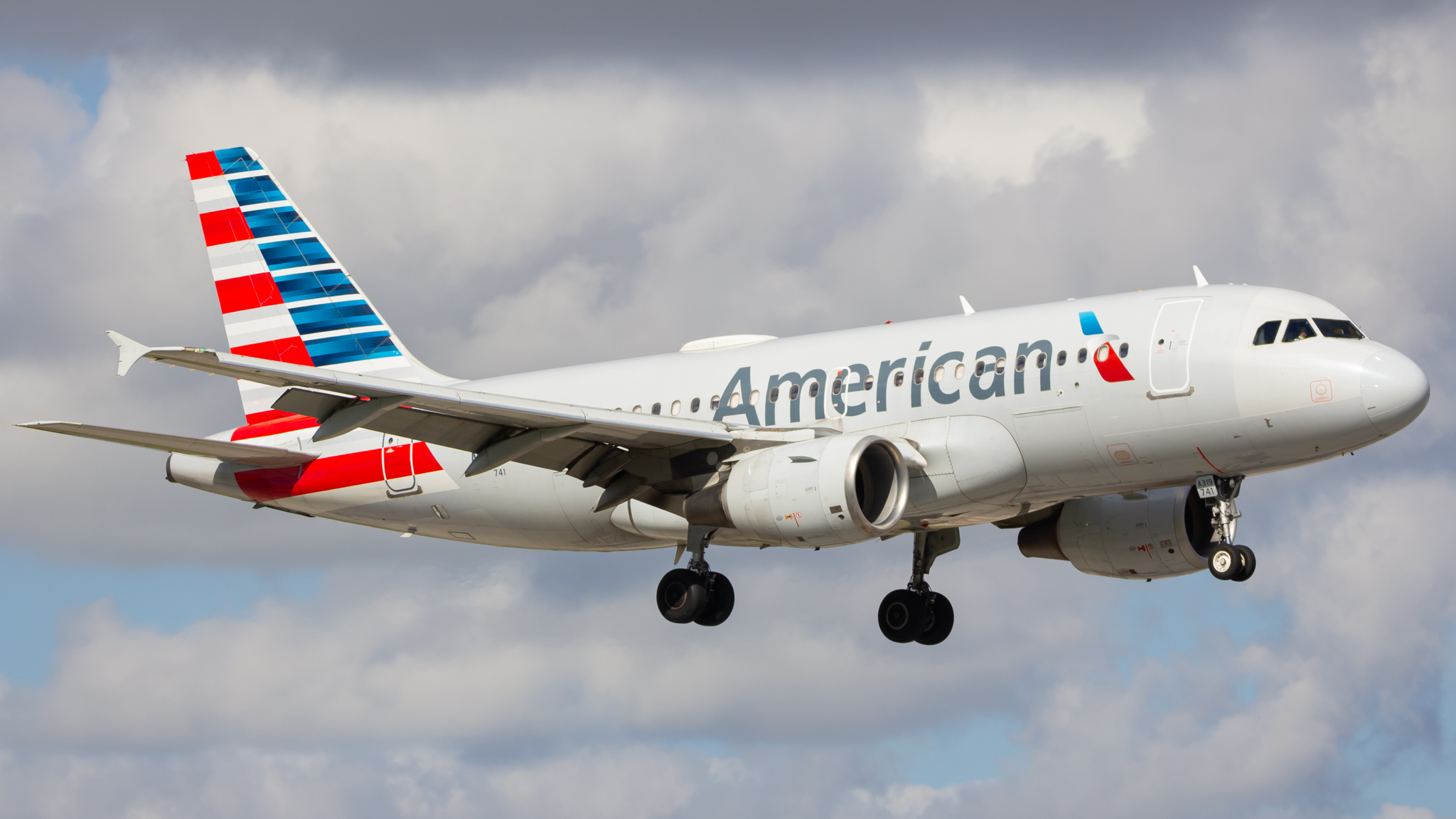 Full size: American Airlines Airbus A319 N741UW at Miami International Airport