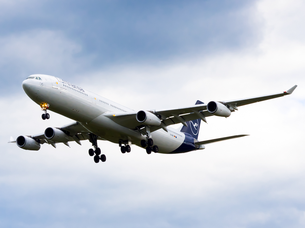 Full size: Lufthansa Airbus A340-300 D-AIGX at Washington Dulles International Airport