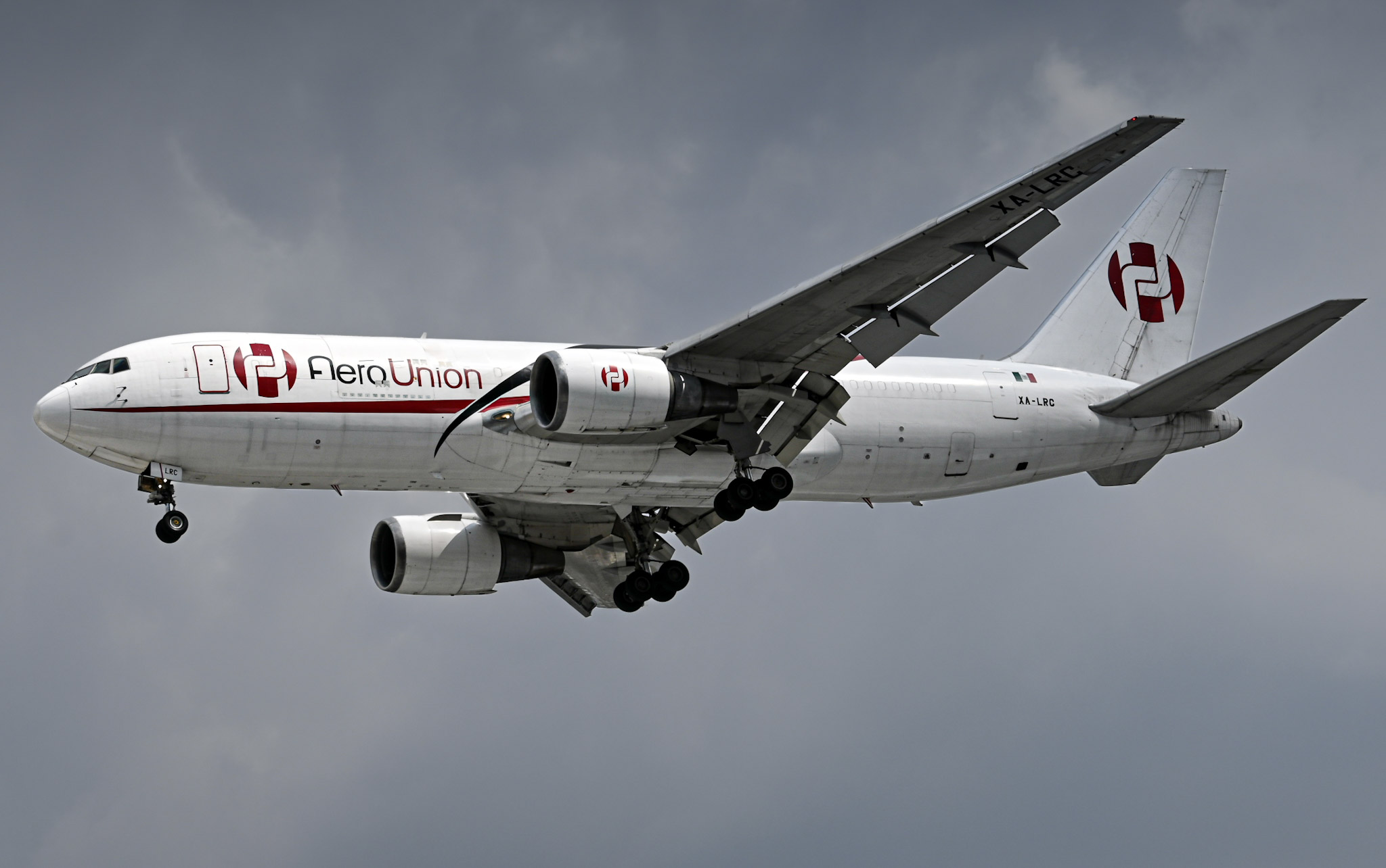 Full size: AeroUnion Boeing 767-200F XA-LRC at Mexico City International Airport