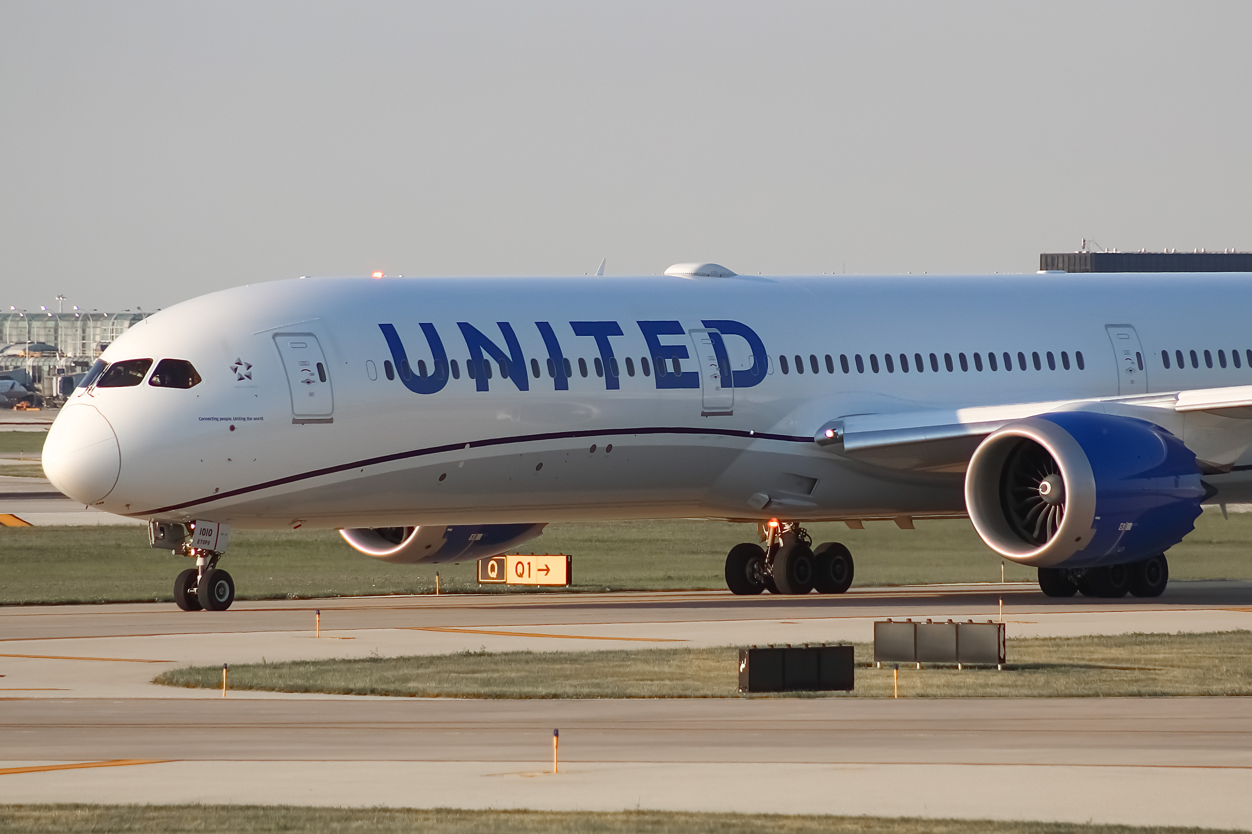 Full size: United Airlines Boeing 787-10 N12010 at Chicago O'Hare International Airport