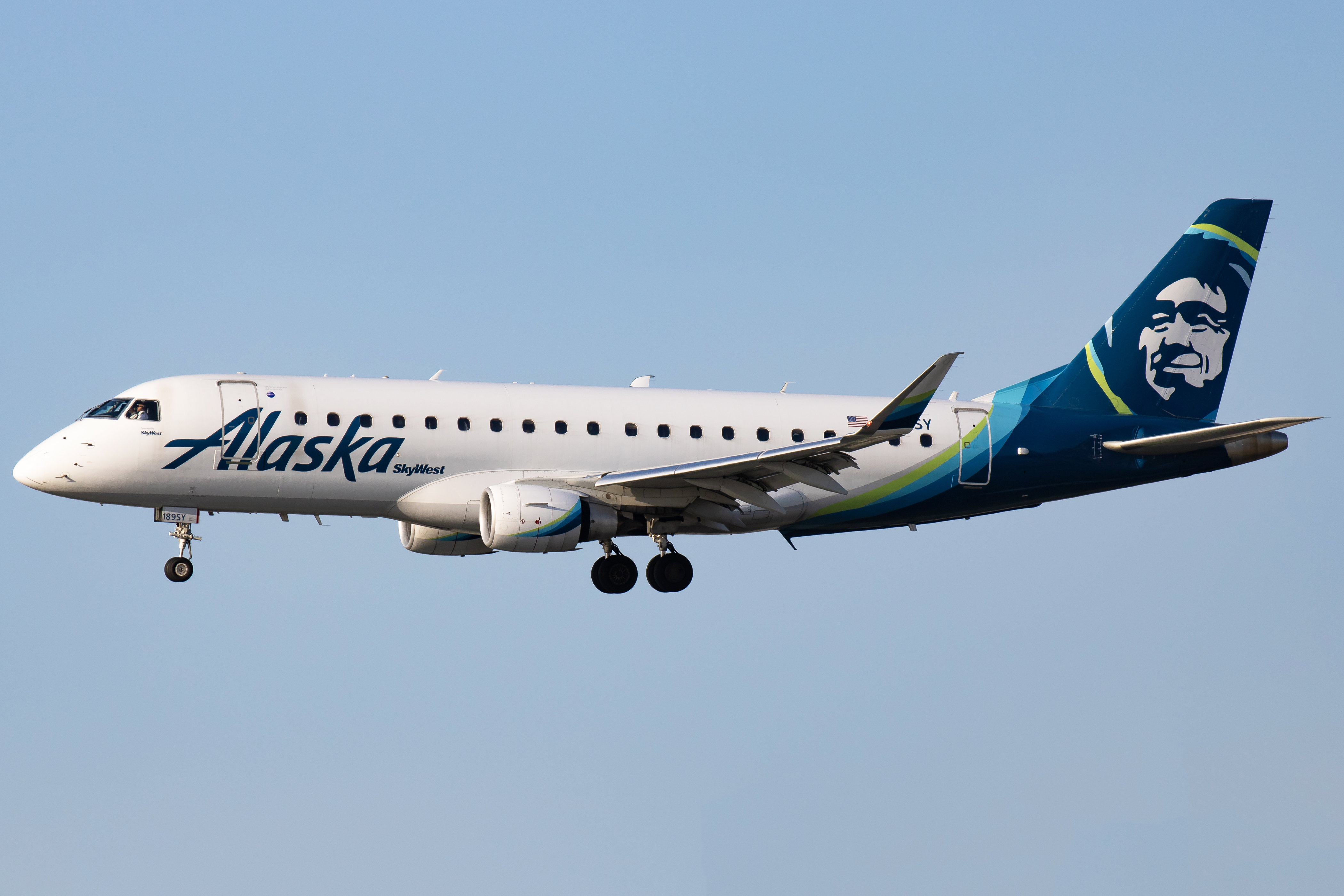 Full size: Alaska Airlines Embraer E175 N189SY at San Diego International Airport