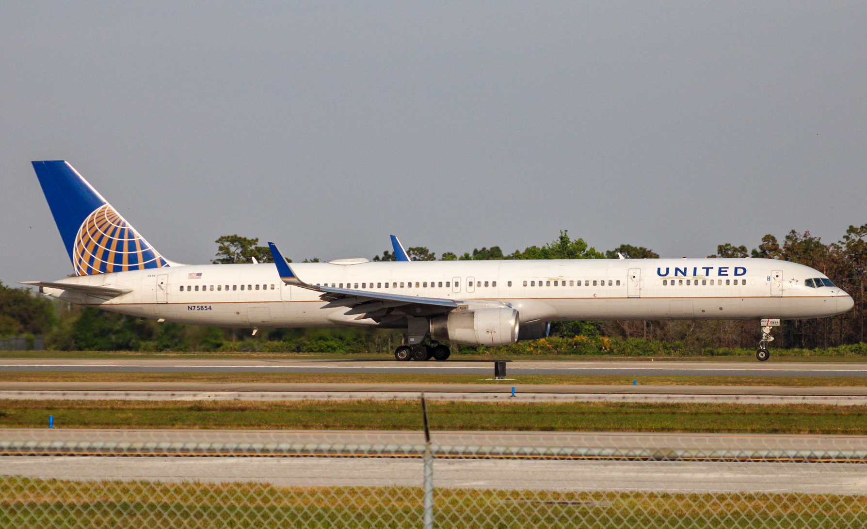 Full size: United Airlines Boeing 757-300 N75854 at Orlando International Airport